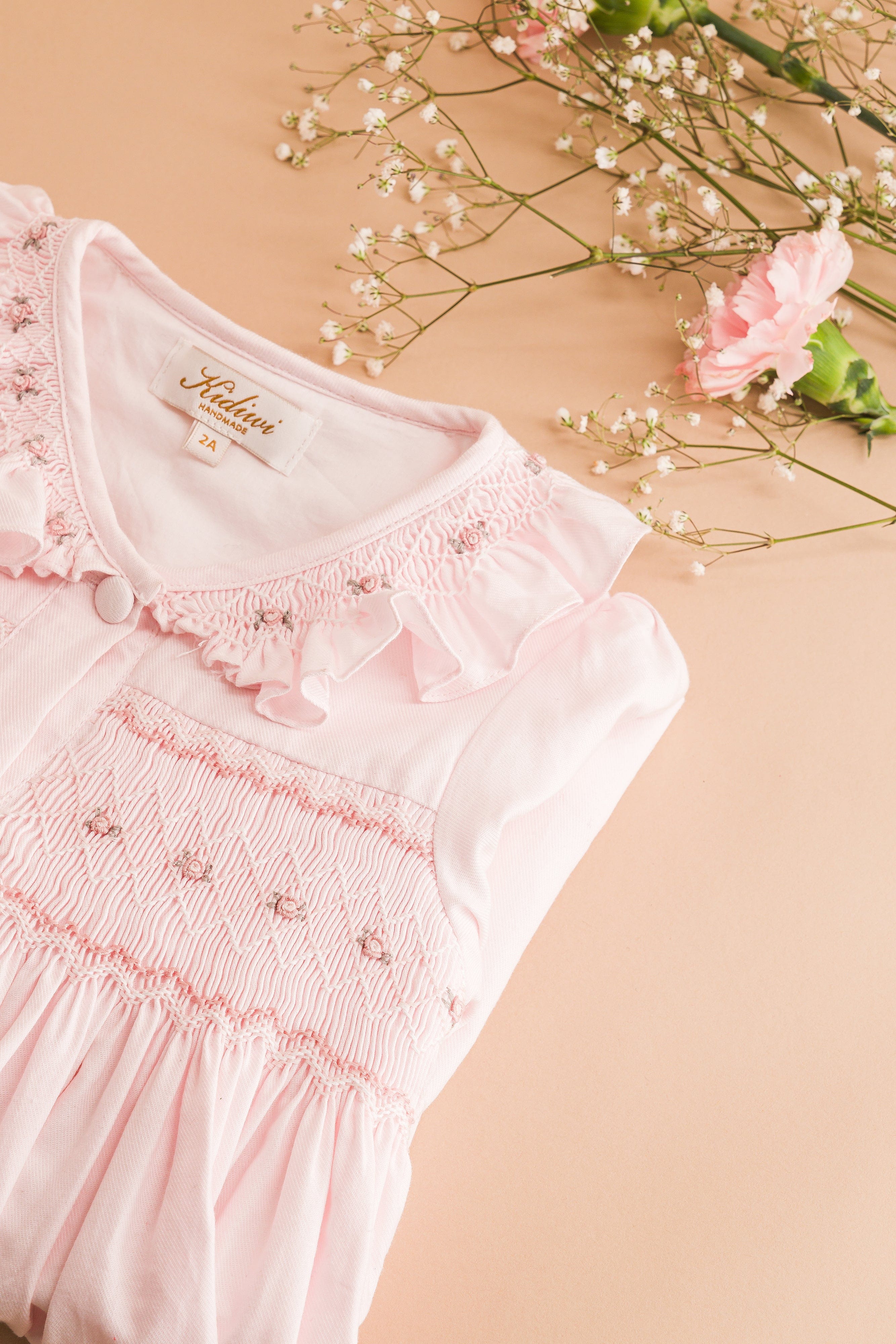 Adeline, robe à smocks en sergé de coton biologique rose pâle