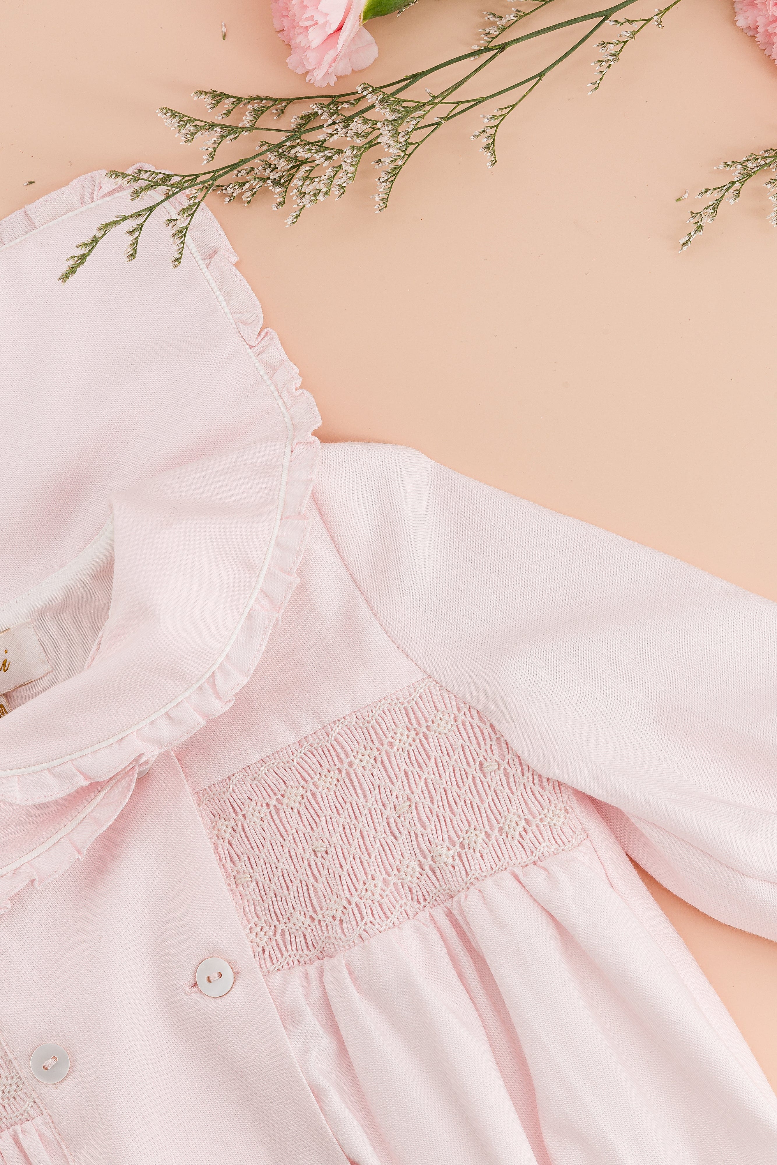 Ambroisinette, barboteuse smockée en twill de coton rose pâle
