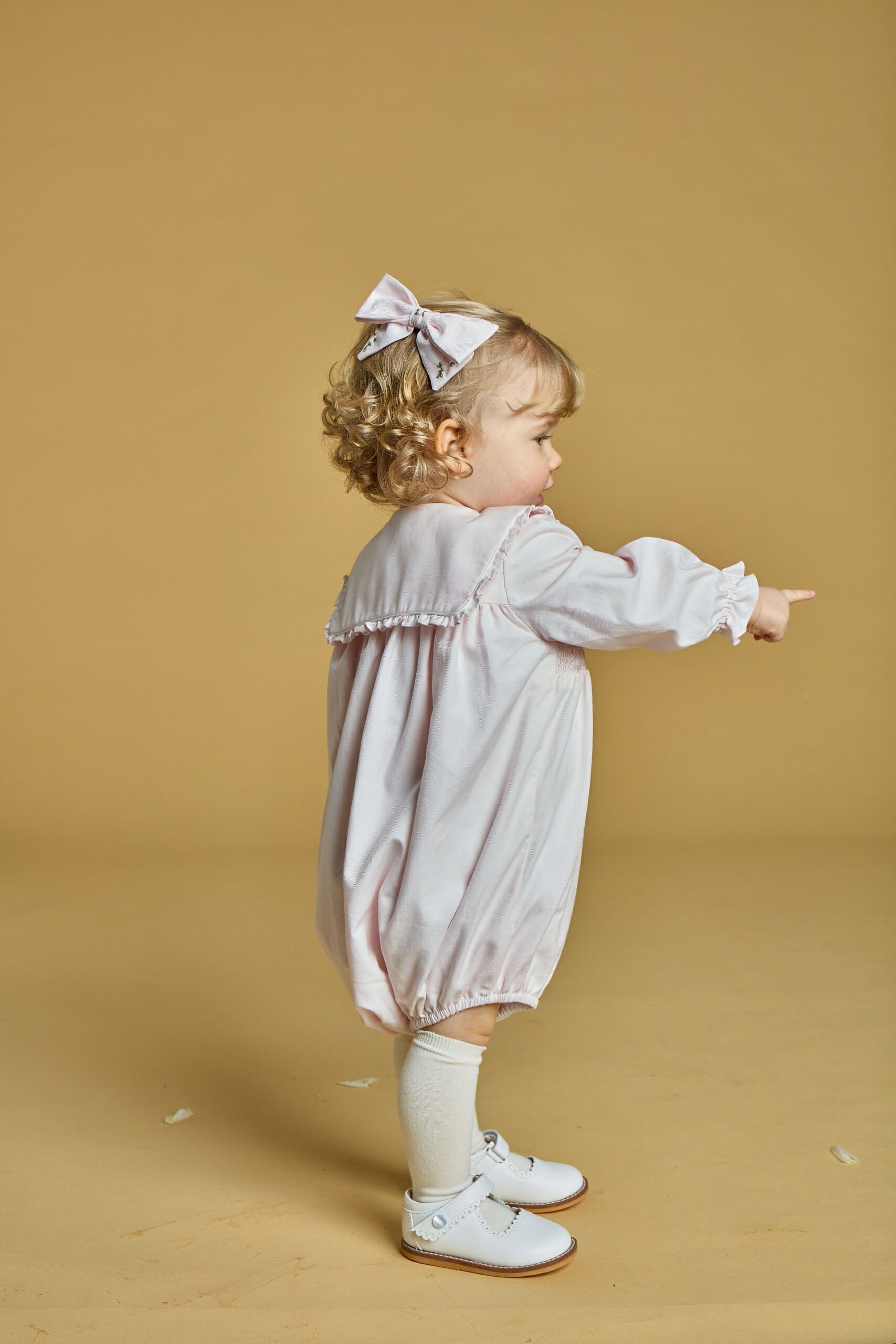 Ambroisinette, barboteuse smockée en twill de coton rose pâle
