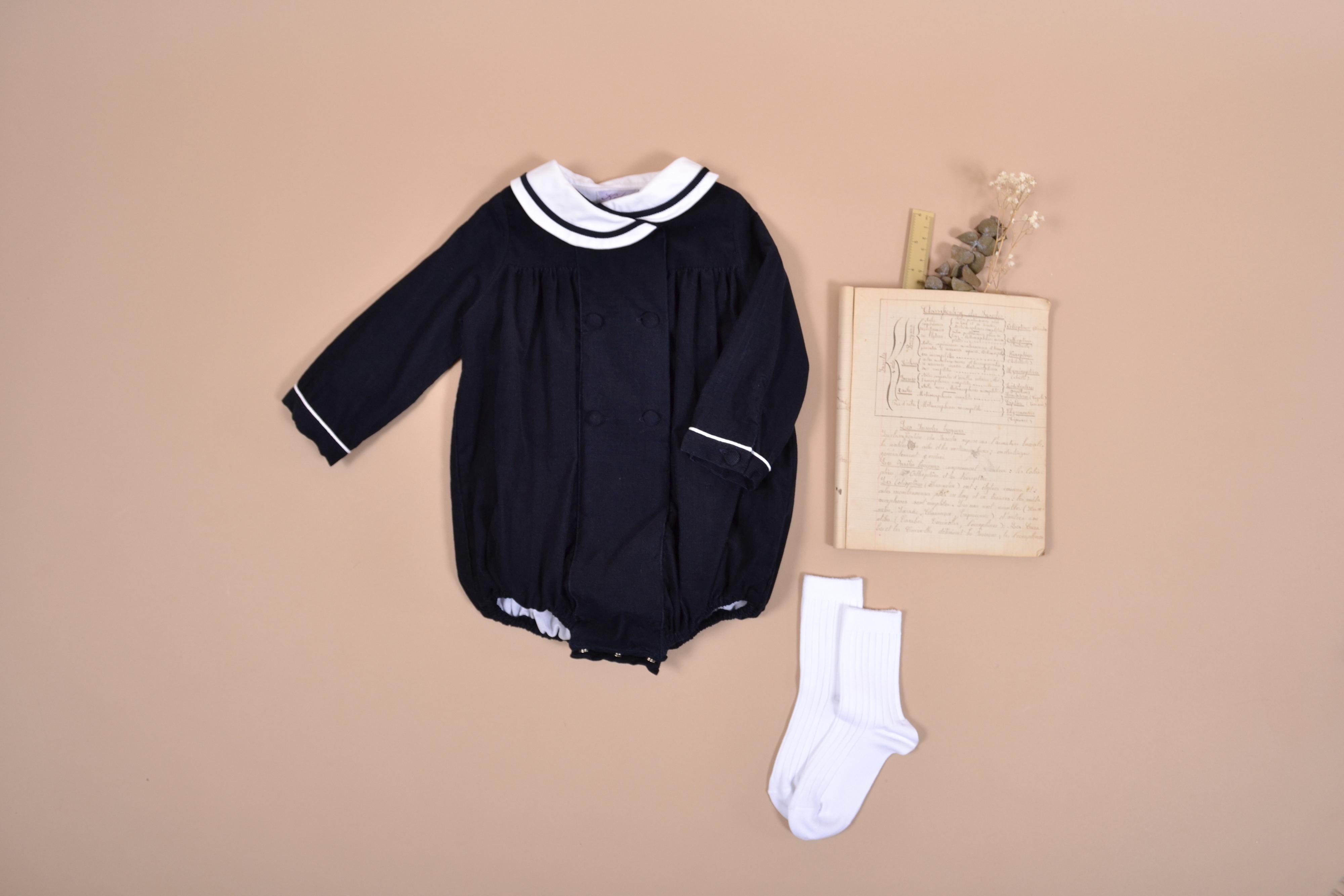 Anatole, Barboteuse bébé manches longues, col châle, ouverture croisée, en velours côtelé Marine - Anatole, Long-sleeved baby romper, shawl collar, double-breasted opening, in Navy corduroy