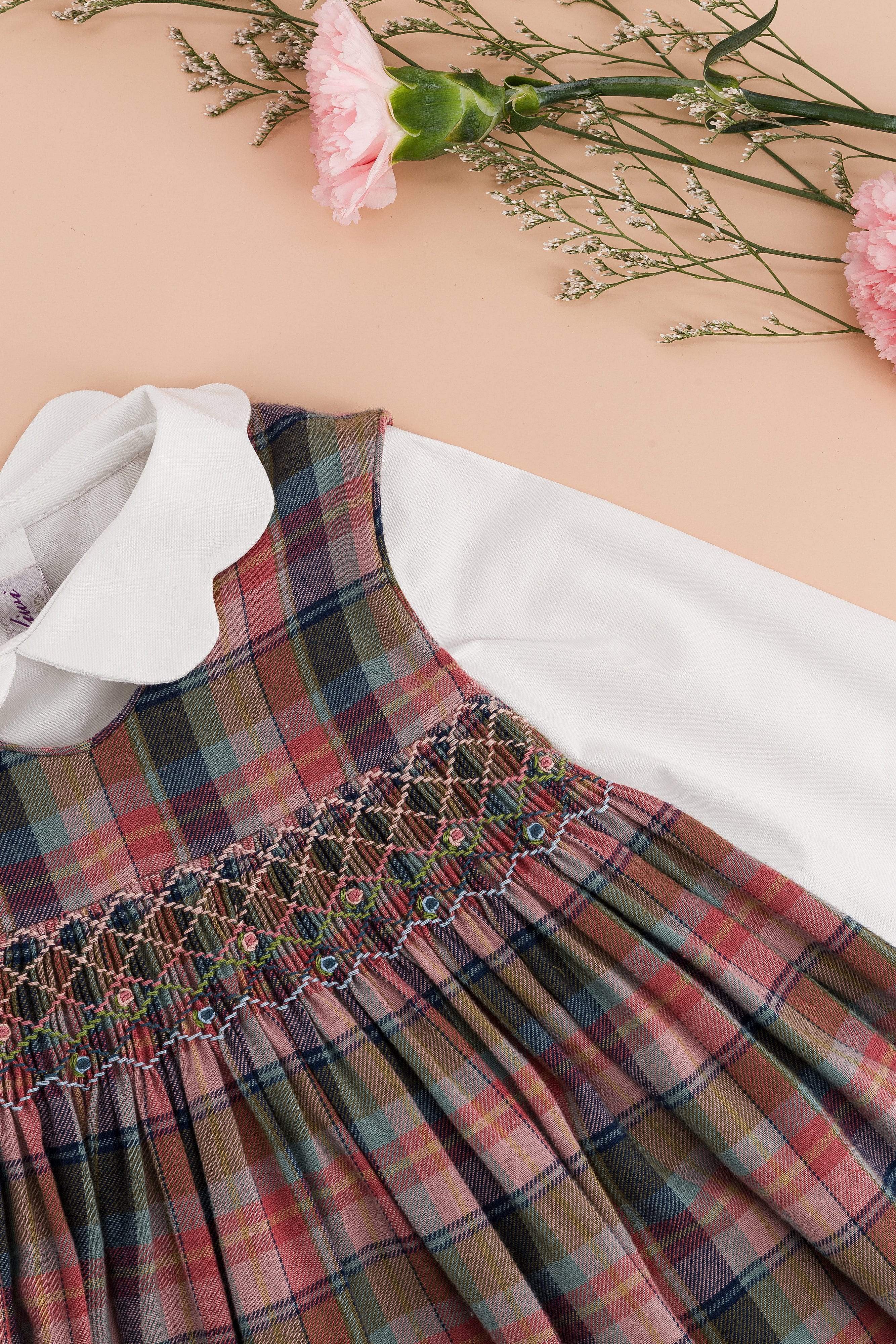 Carmelle, robe chasuble smockée en tartan rose aurora