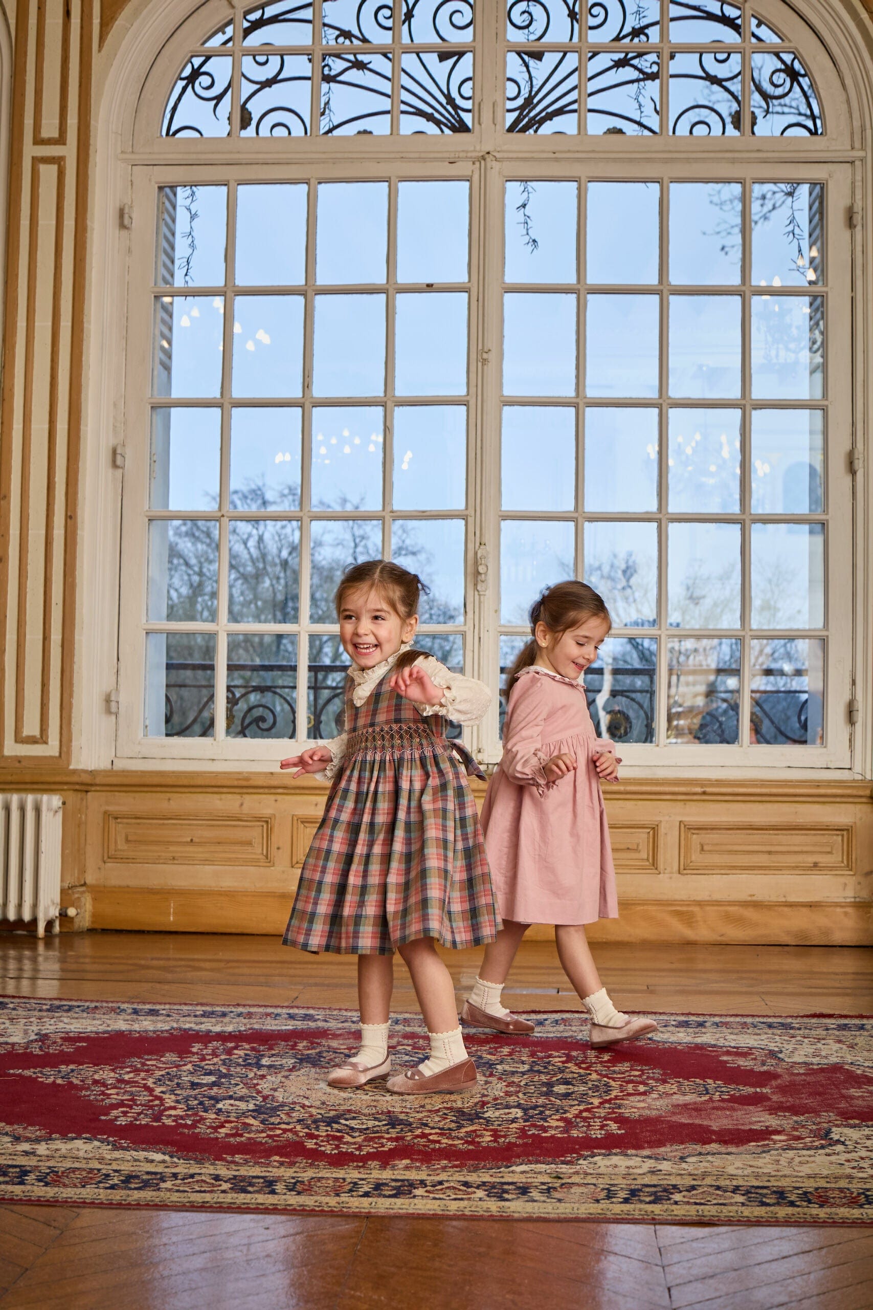 Carmelle, robe chasuble smockée en tartan rose aurora