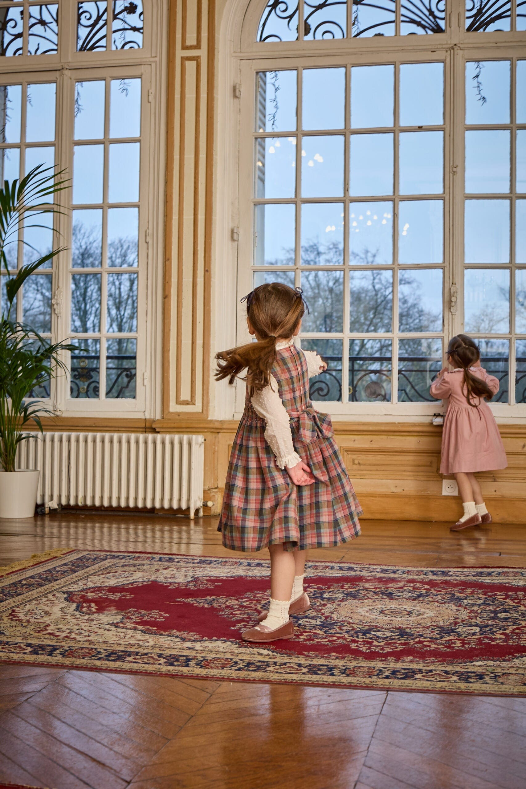 Carmelle, robe chasuble smockée en tartan rose aurora
