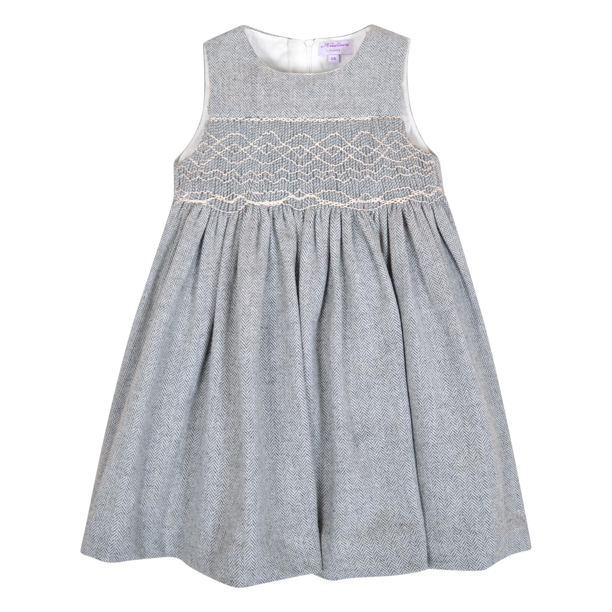 Carmen, Robe chasuble, encolure ronde, taille smockée, ouverture dos zippée, en chevrons gris avec laine