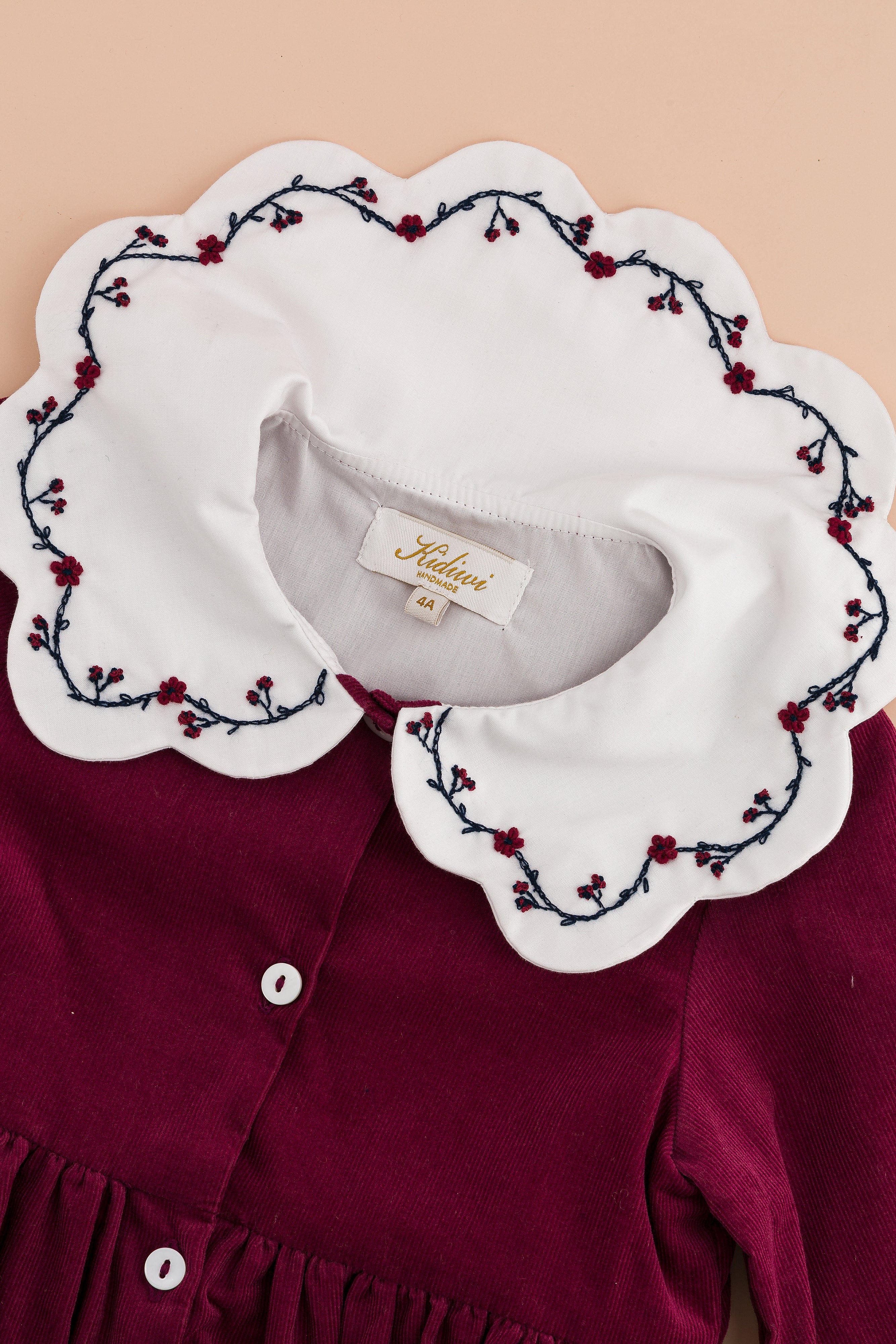 Colette, robe brodée, en velours côtelé bordeaux