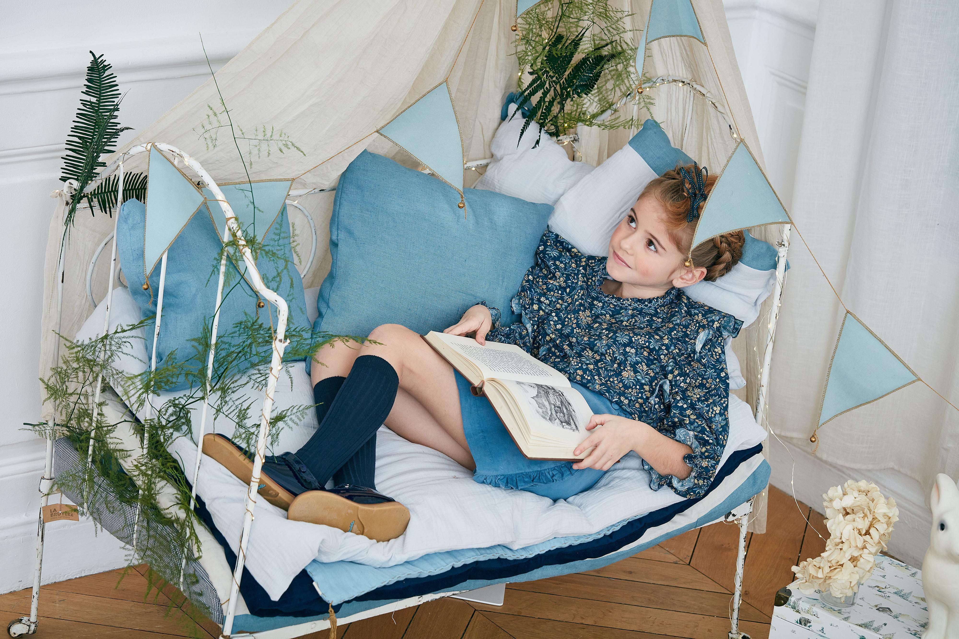 Dorothée, Jupe portefeuille à volants, en Velours côtelé bleu porcelaine - Dorothée, Ruffled wrap skirt, in Blue porcelaine corduroy