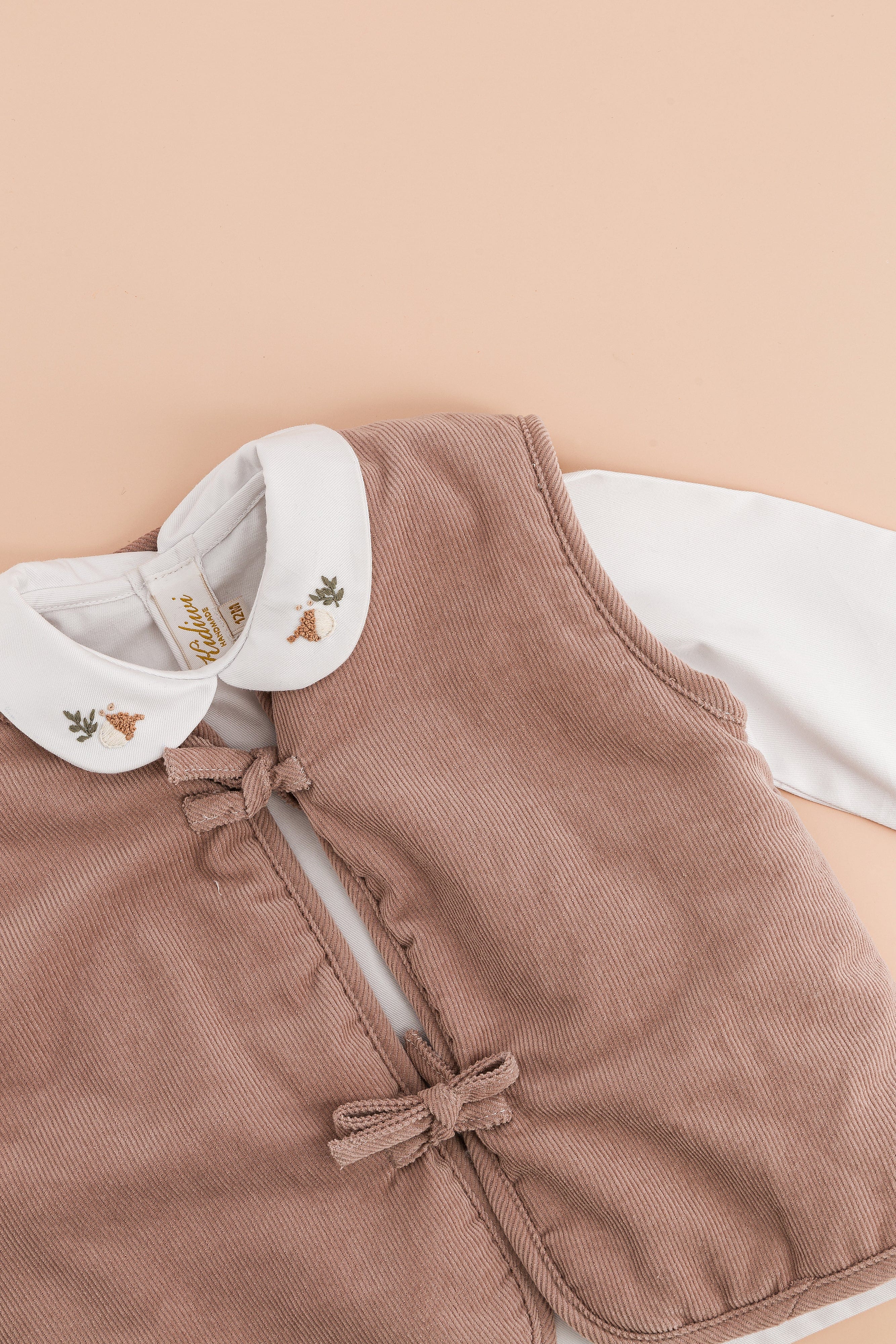 Harry, blouse garçon en twill blanc cassé, broderies noisettes
