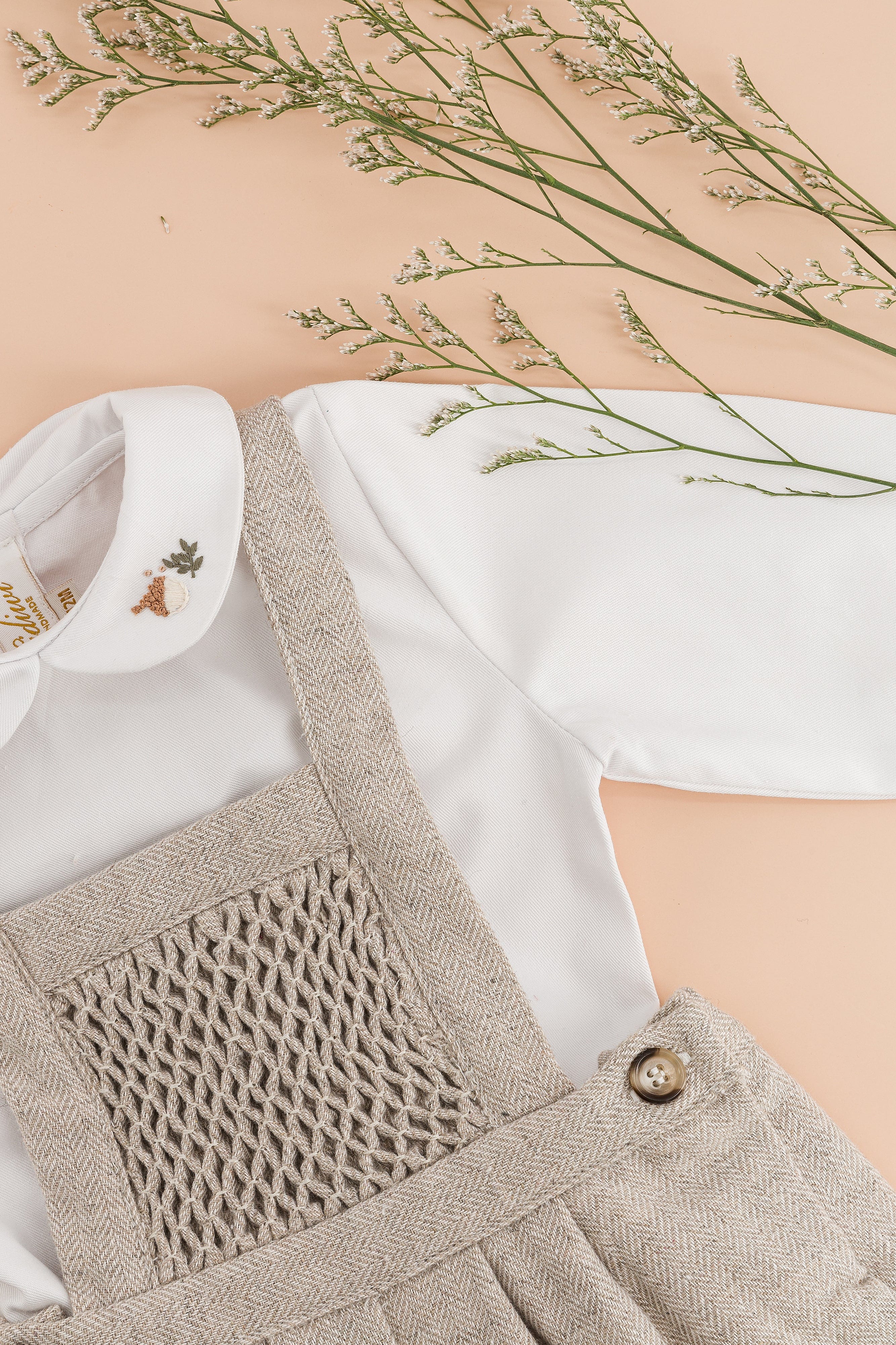 Harry, blouse garçon en twill blanc cassé, broderies noisettes