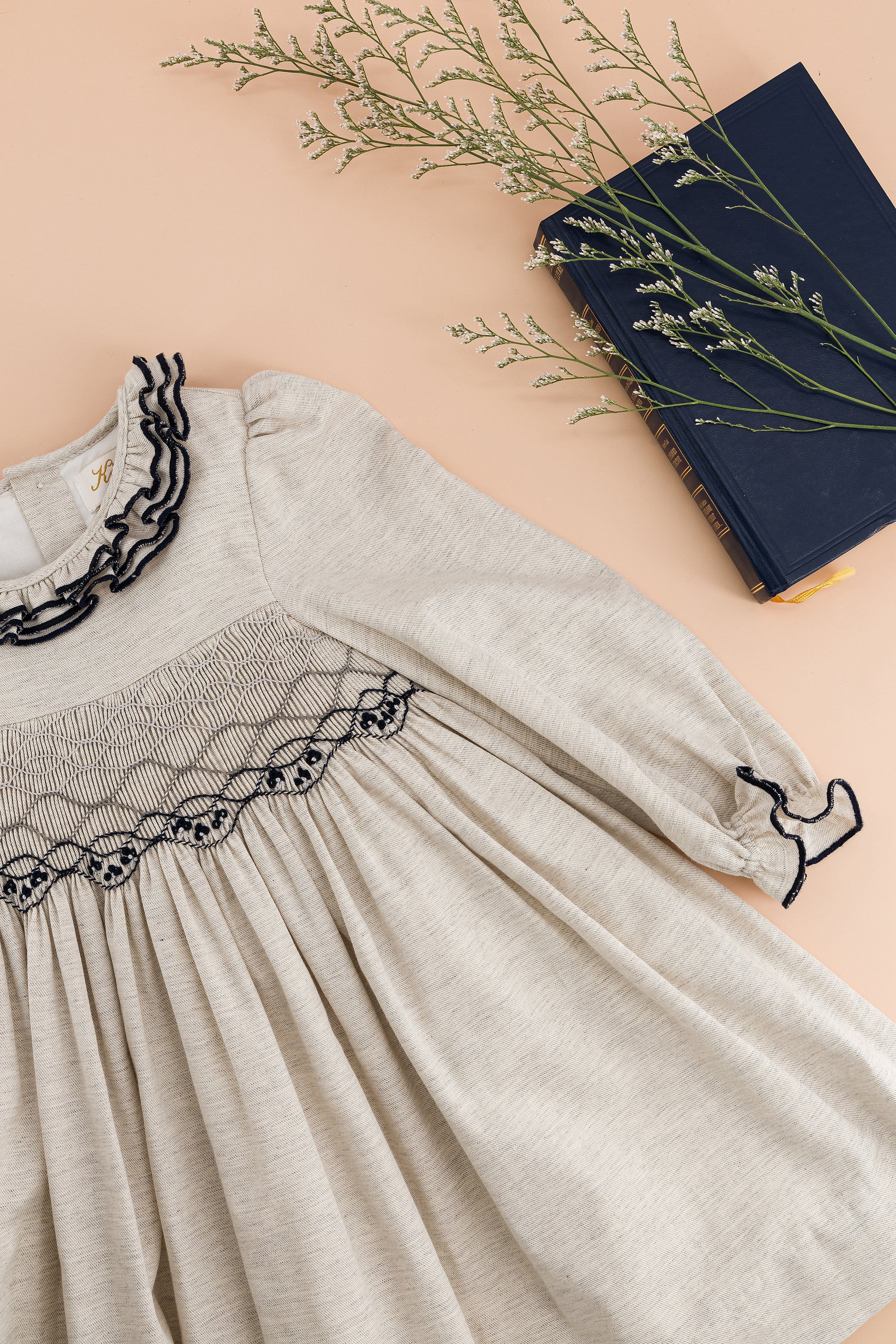 Hars ML, robe smockée en twill de coton biologique gris chiné