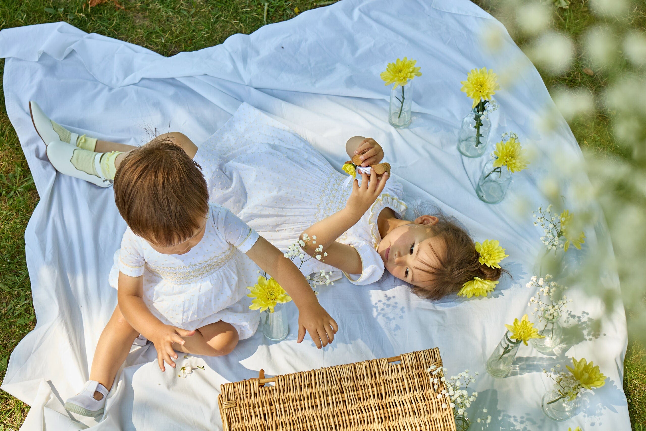 Hars, robe smockée, en Voile blanc avec plumetis jaune