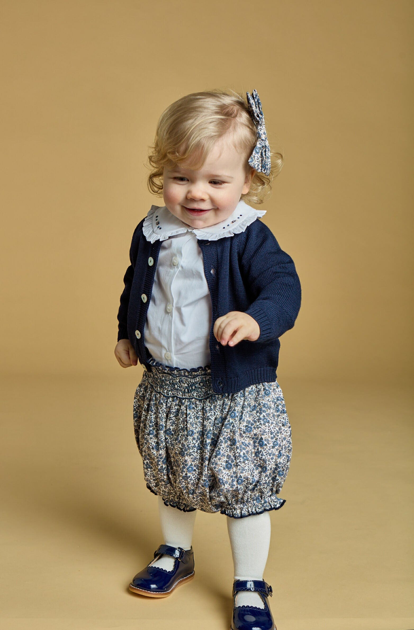 Hélena, blouse fille en popeline blanche et broderies marine