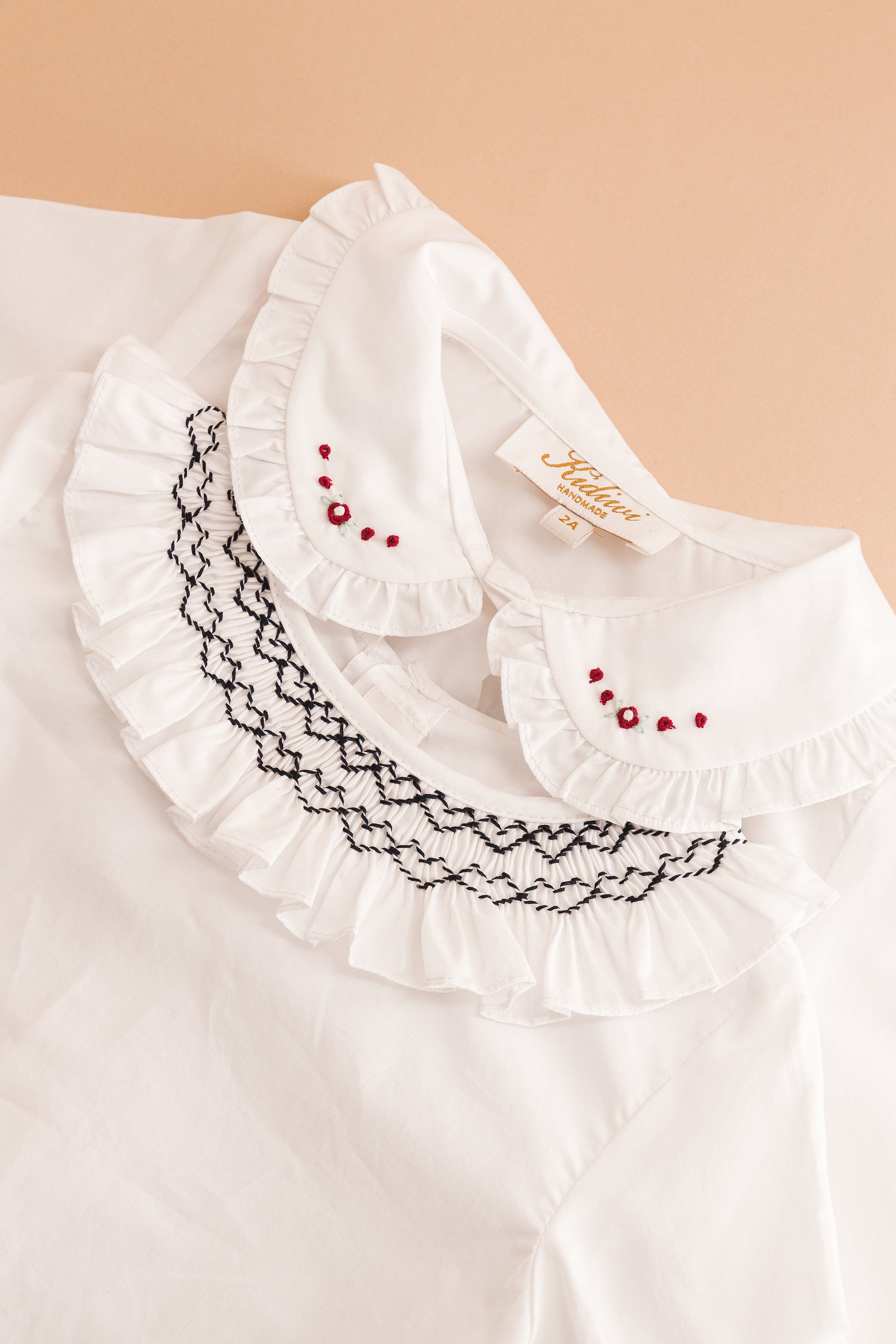 Hélena, chemise fille en popeline blanche et broderies bordeaux