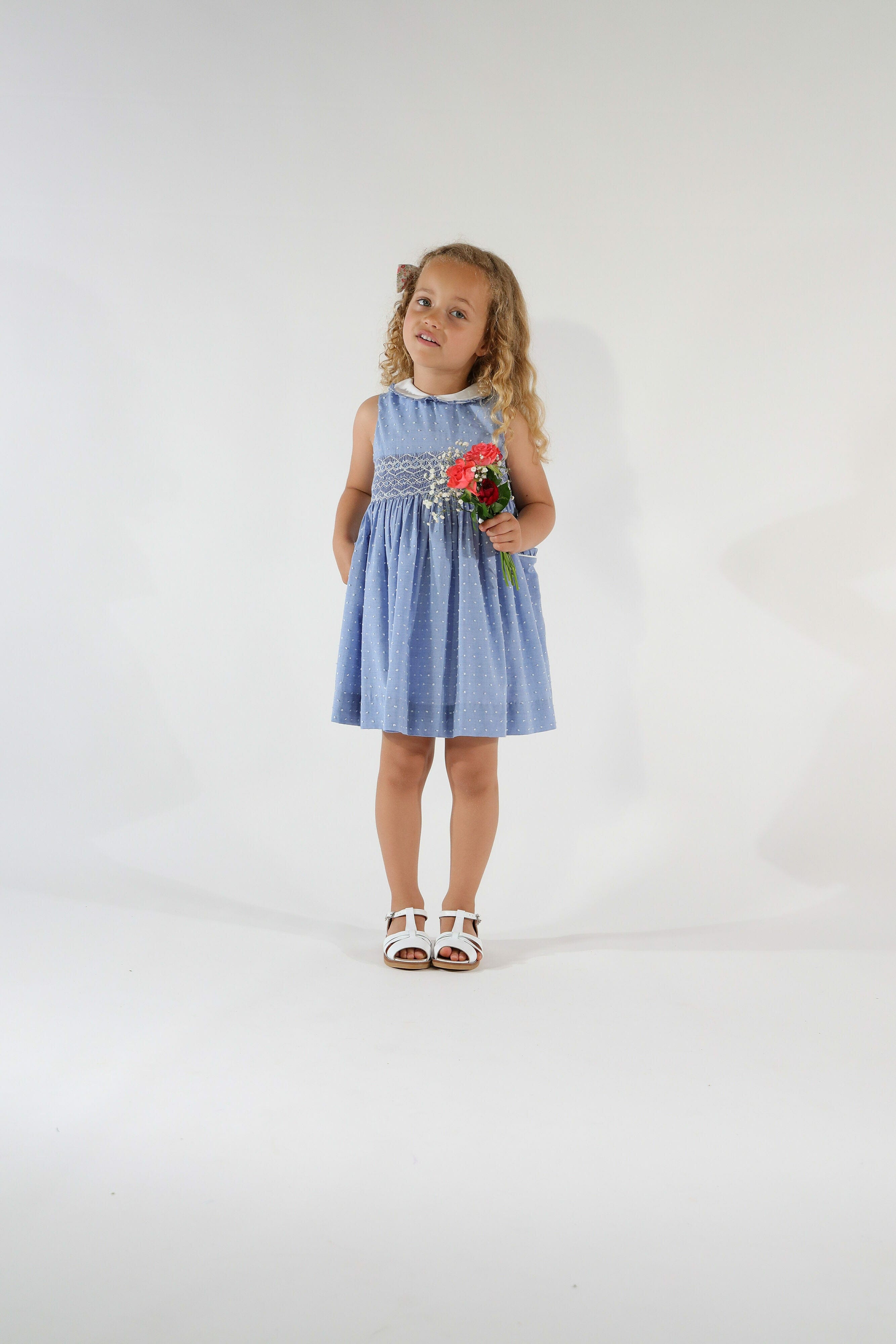 Ixia, robe smockée, en plumetis bleu porcelaine bicolore