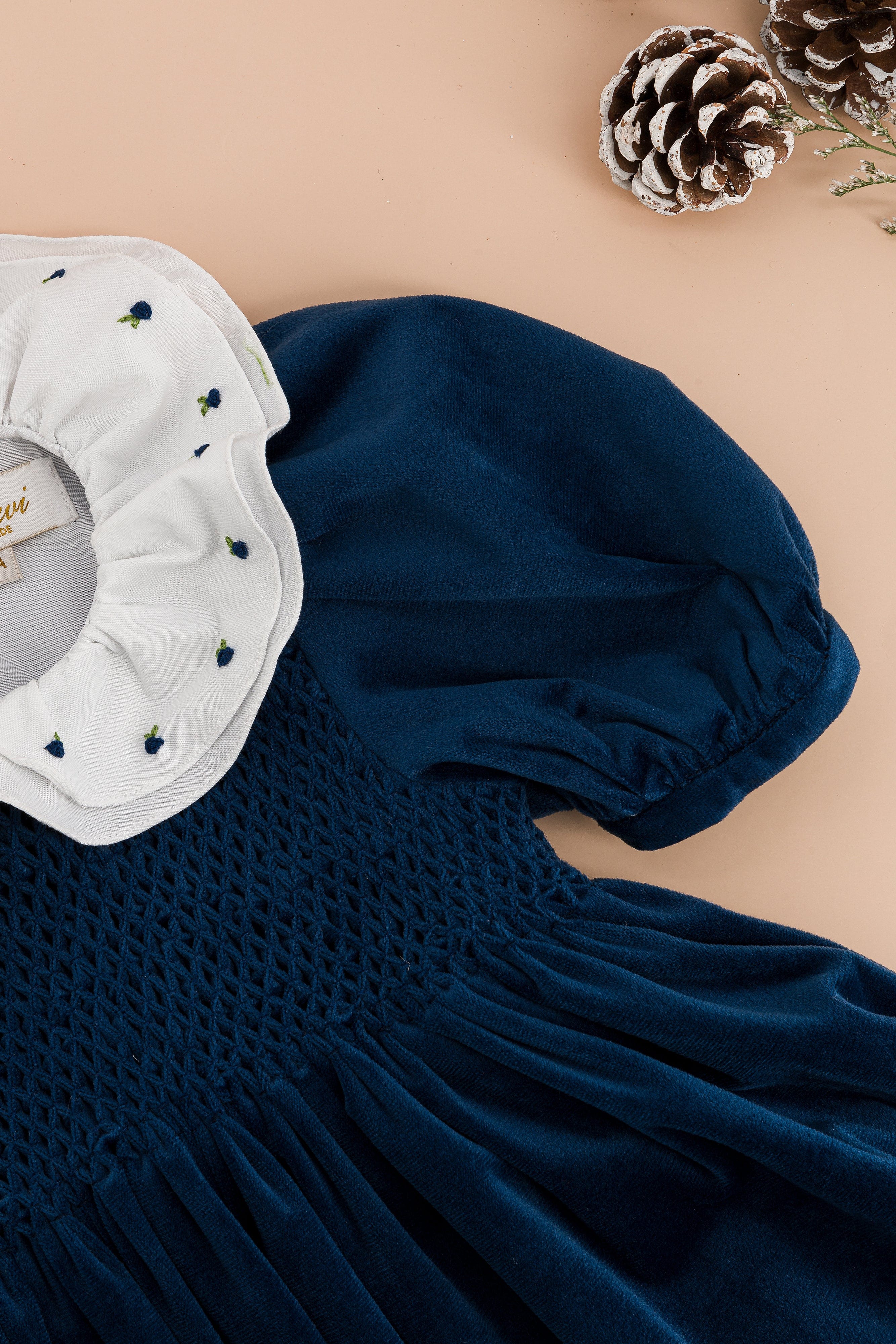 Joséphine, robe smockée, en velours bleu marine