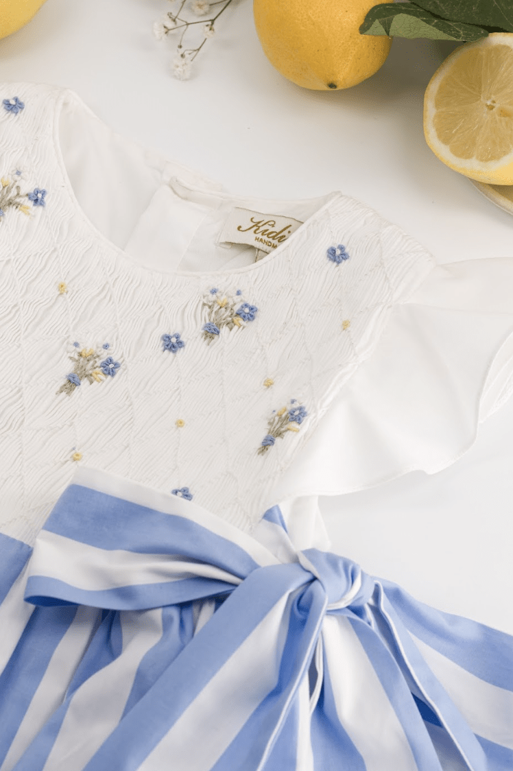 Léanne, robe à smocks à larges rayures bleues