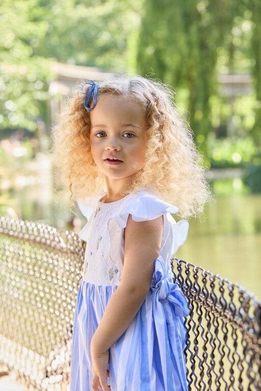 Léanne, robe à smocks à larges rayures bleues