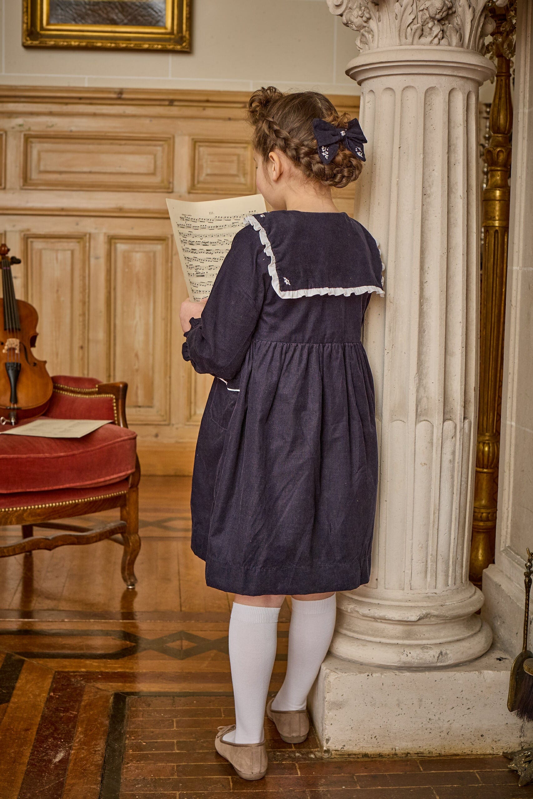 Léontine, robe brodée en velours côtelé marine
