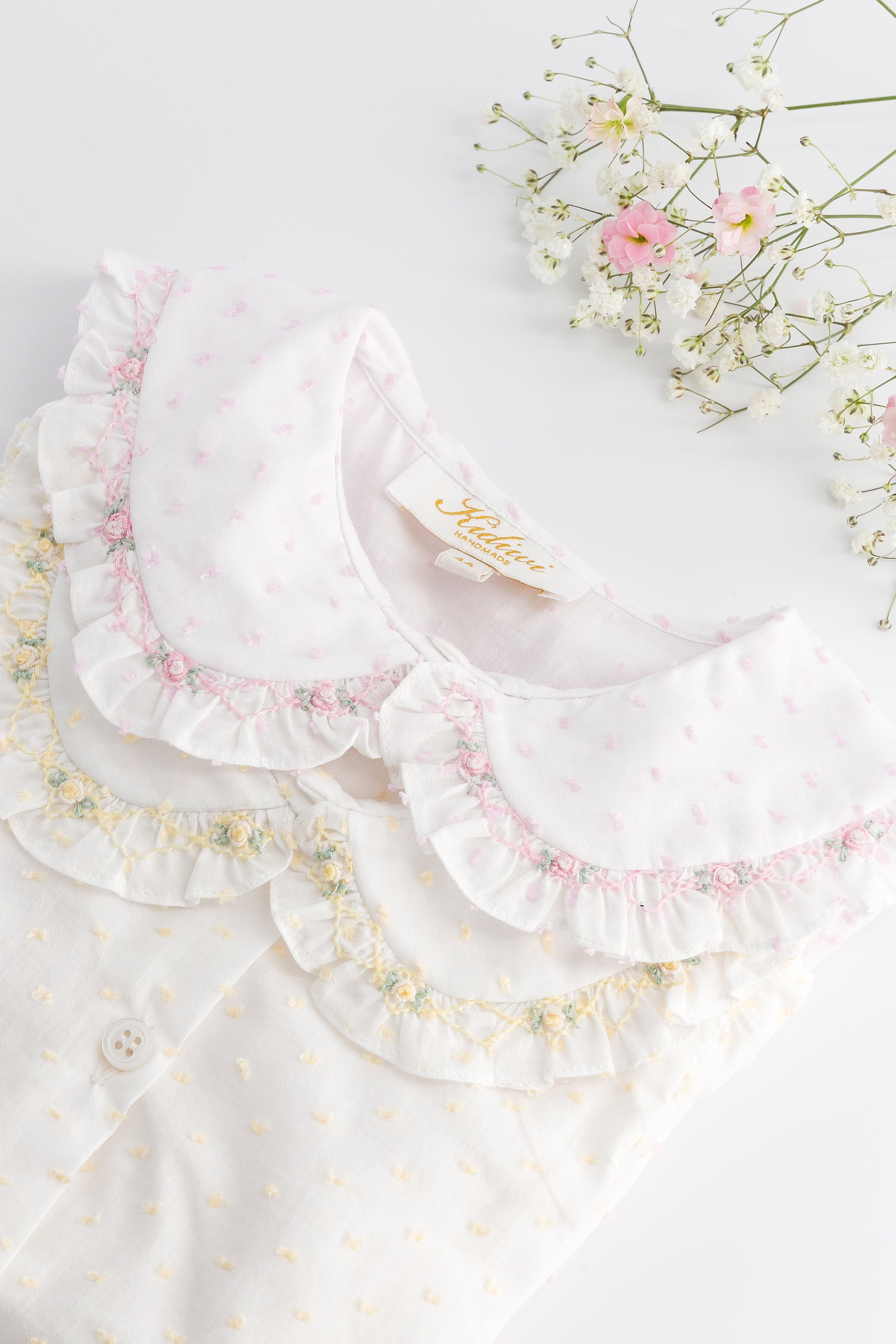 Lorena, chemisier pour fille, en voile blanc avec plumetis jaune