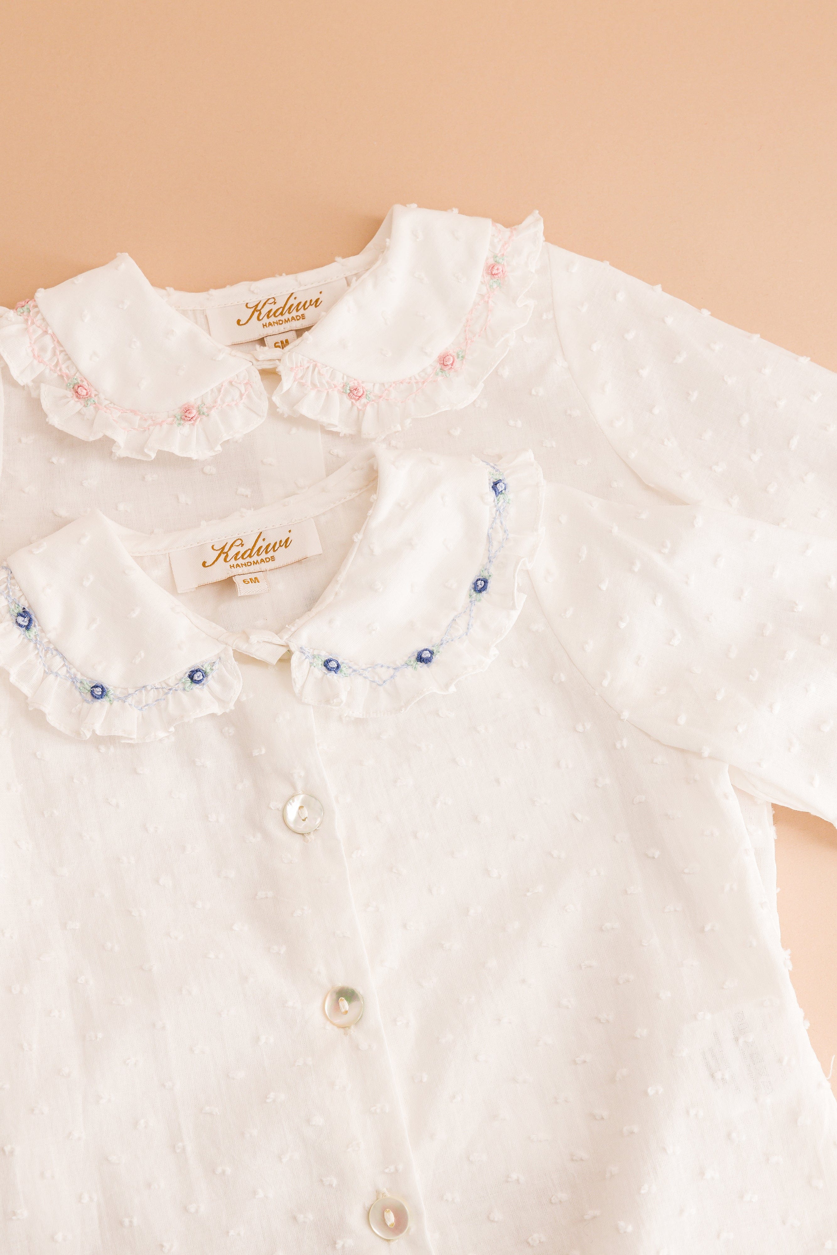 Lorena ML, Blouse en plumetis blanc cassé broderies bleues