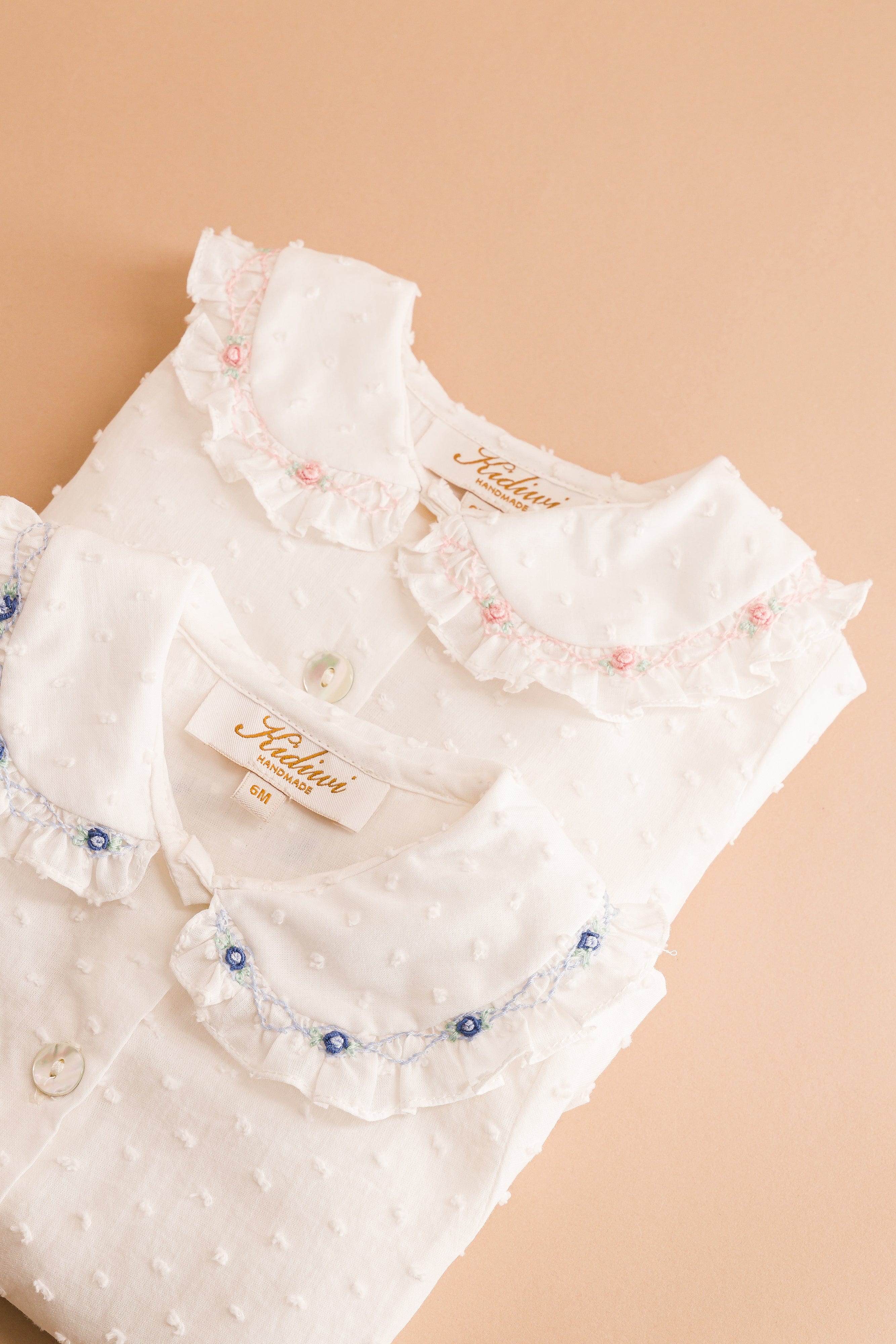 Lorena ML, Blouse en plumetis blanc cassé broderies bleues