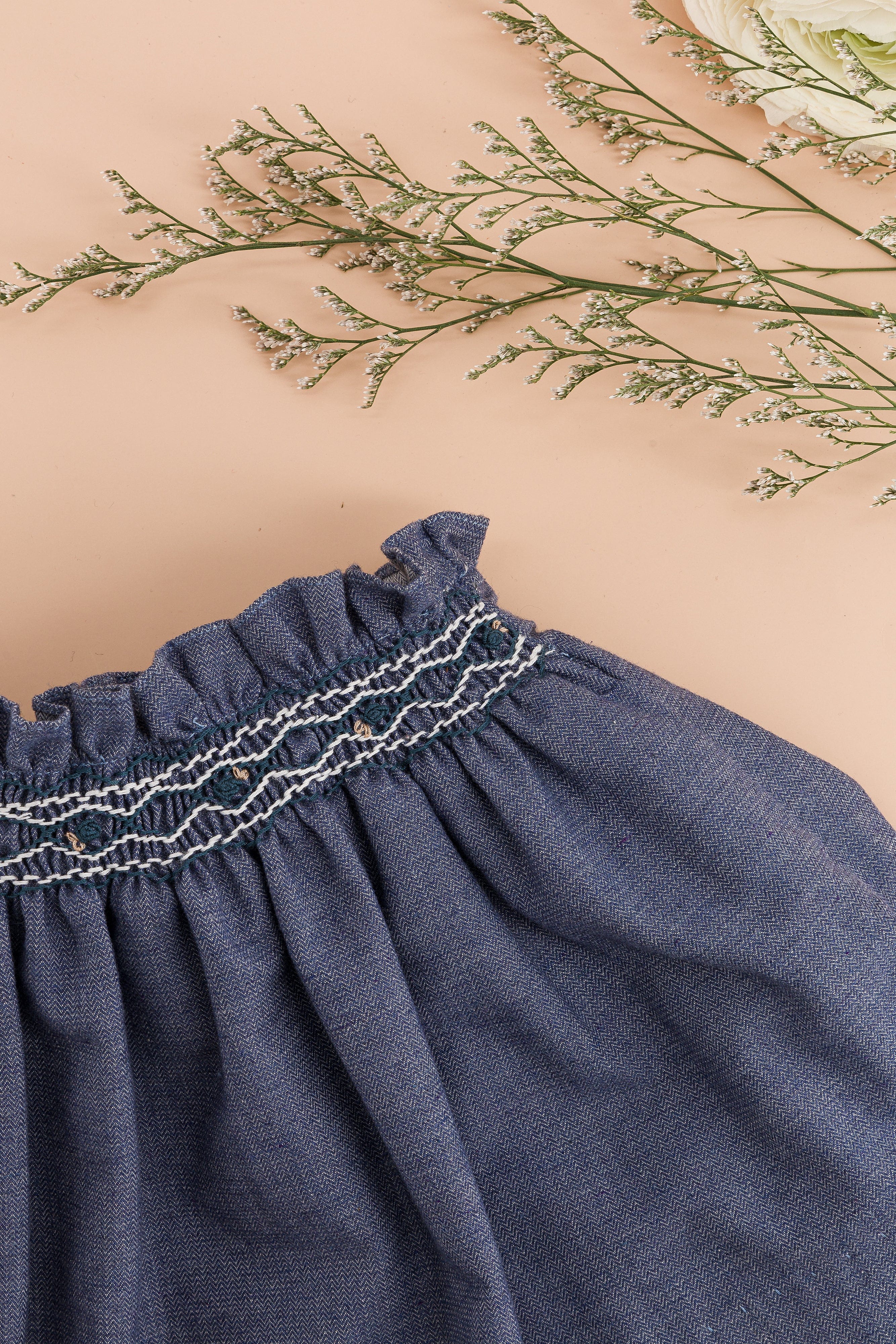 Louise, jupe smockée à chevrons bleu denim