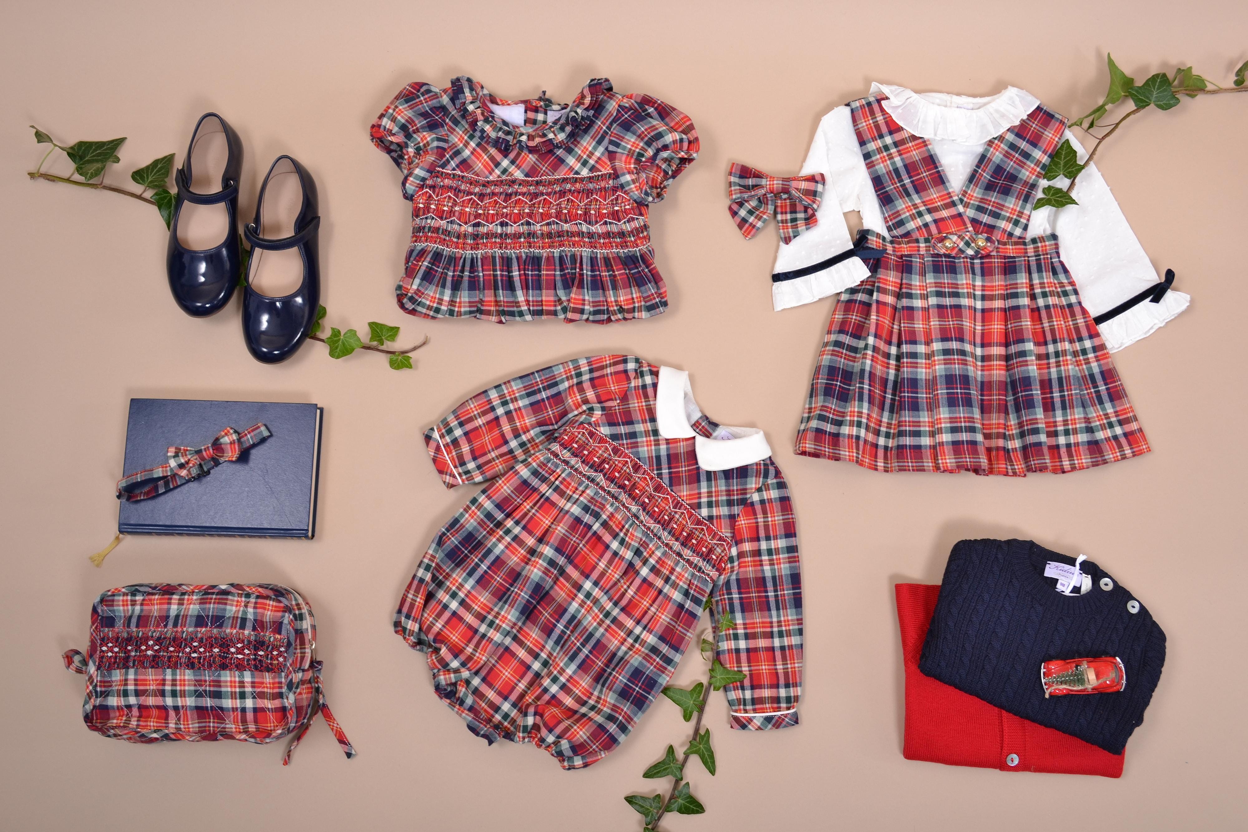 Mahé, Barboteuse bébé manches longues, col mac milan, taille smockée, en tartan rouge - Mahé, Long-sleeved baby romper, mac milan collar, smocked waist, in Red tartan