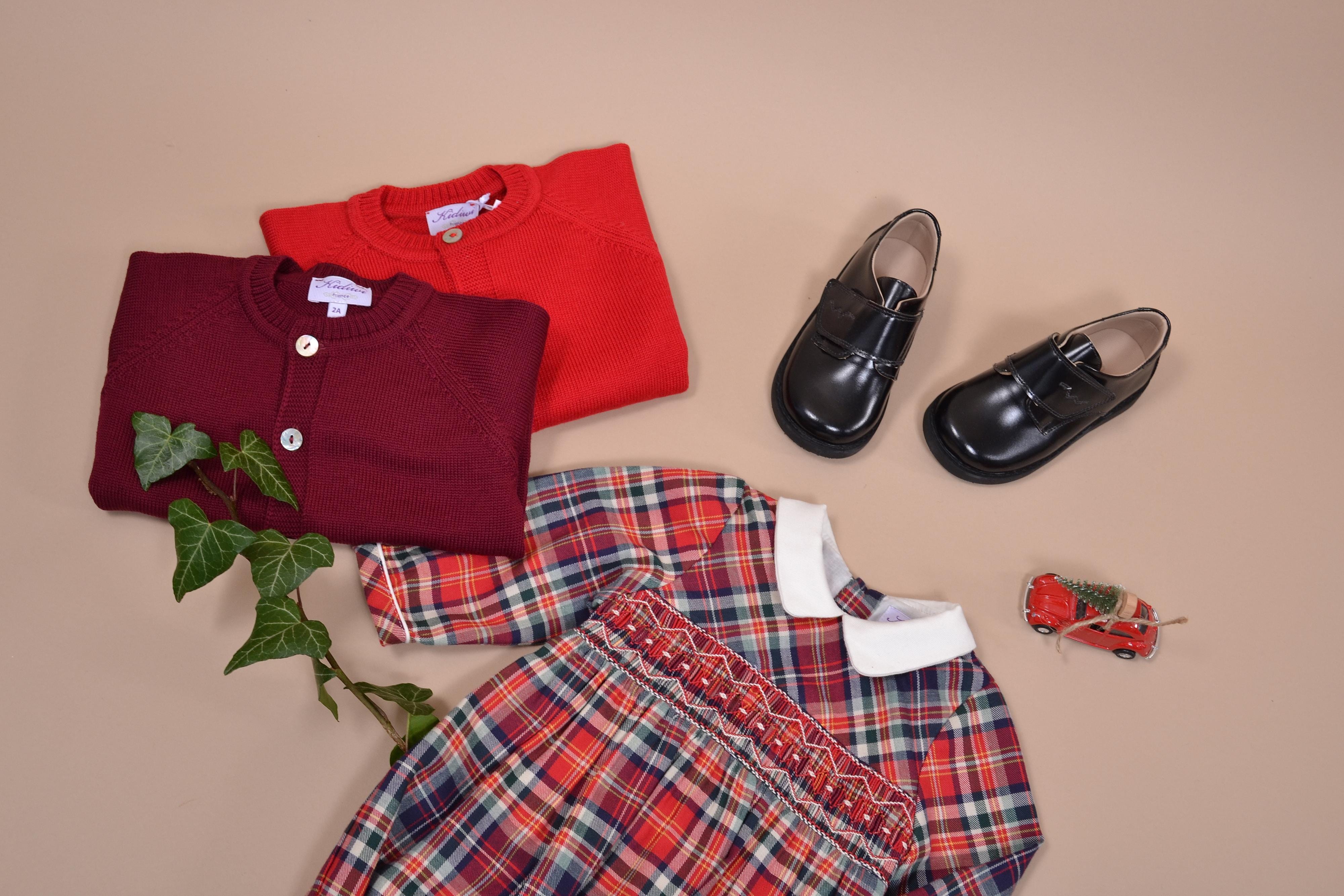 Mahé, Barboteuse bébé manches longues, col mac milan, taille smockée, en tartan rouge - Mahé, Long-sleeved baby romper, mac milan collar, smocked waist, in Red tartan