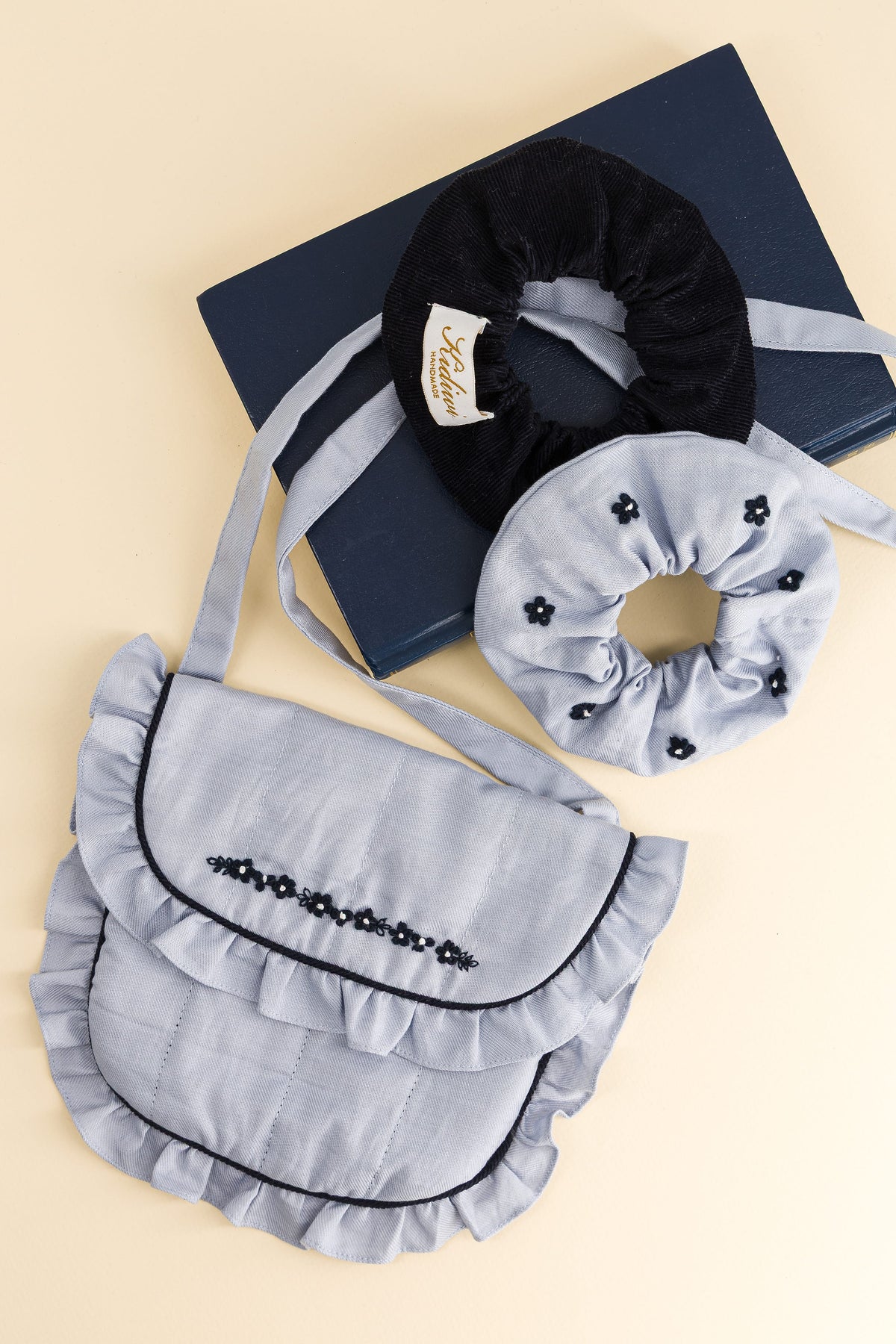 Mimosa,sac porté épaule brodé, en sergé de coton bleu