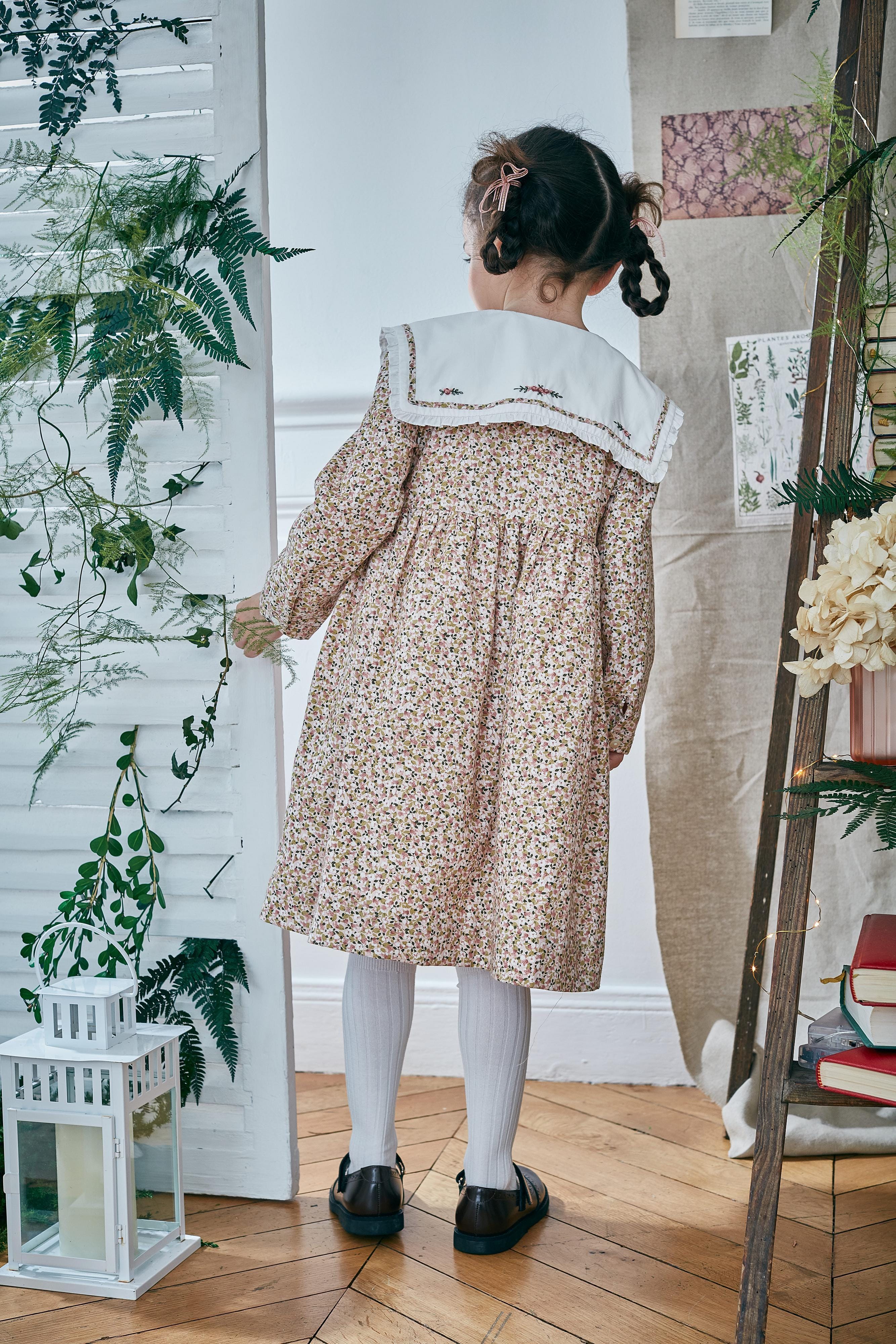 Paola, Robe à manches longues droites, col marin volanté avec broderie, ouverture devant, en imprimé fleuri rose et kaki - Paola, Dress with long straight sleeves, ruffled sailor collar with embroidery, front opening, in Pink and khaki flower print