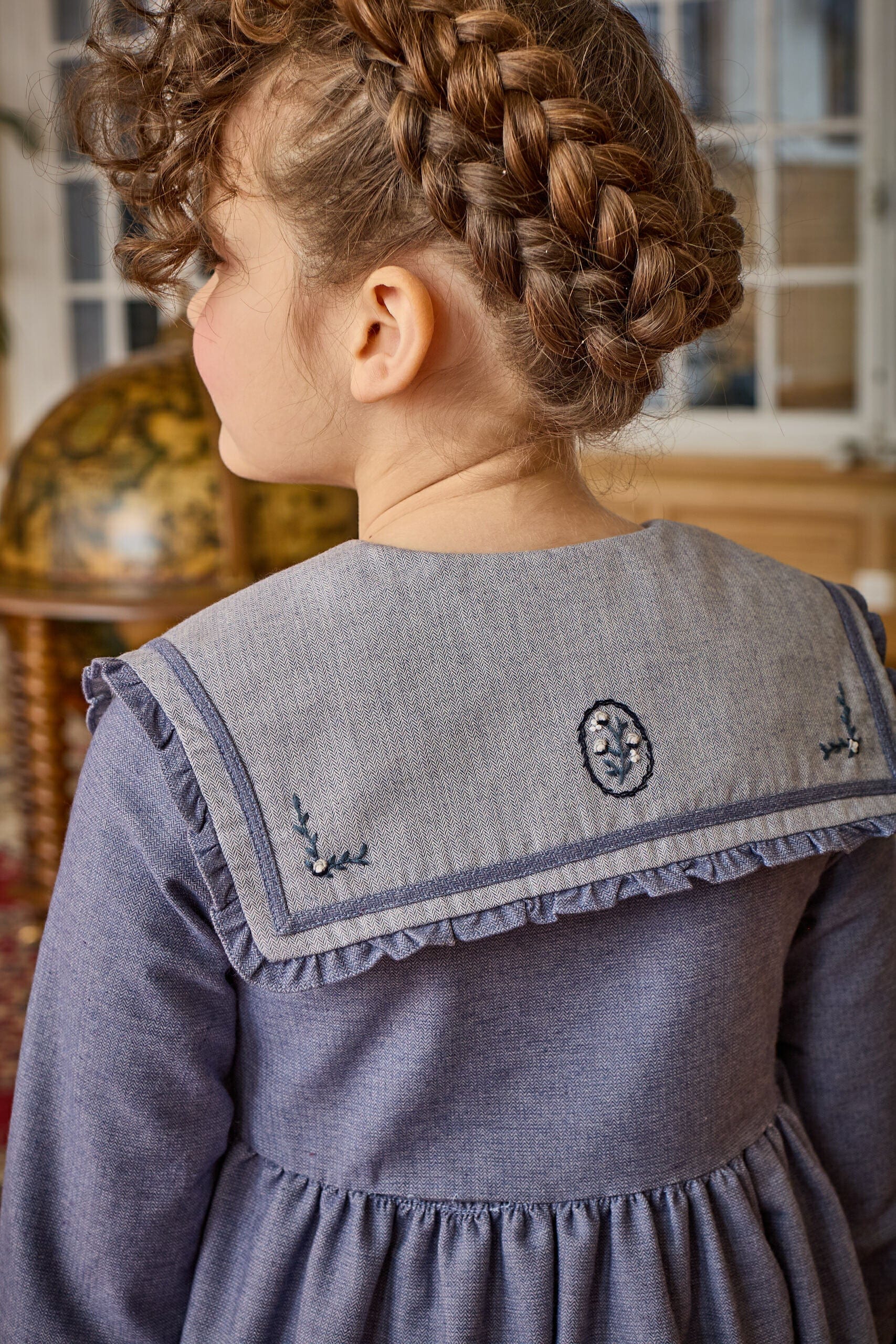 Paola, robe brodée à chevrons bleu denim