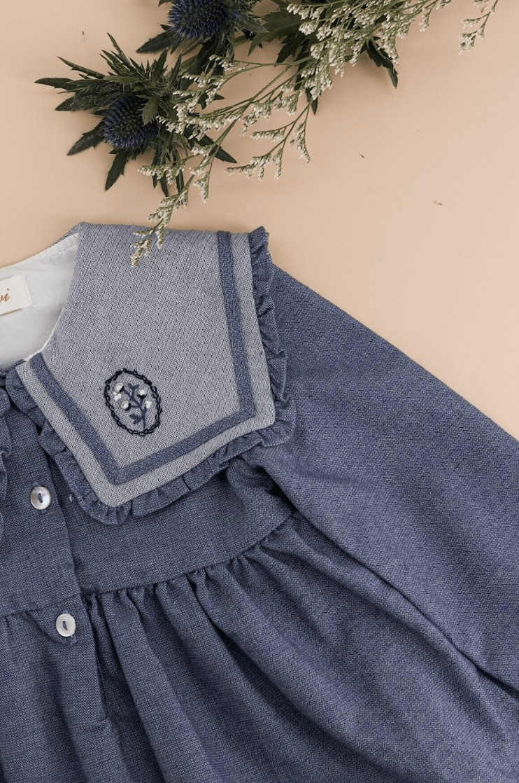 Paola, robe brodée à chevrons bleu denim