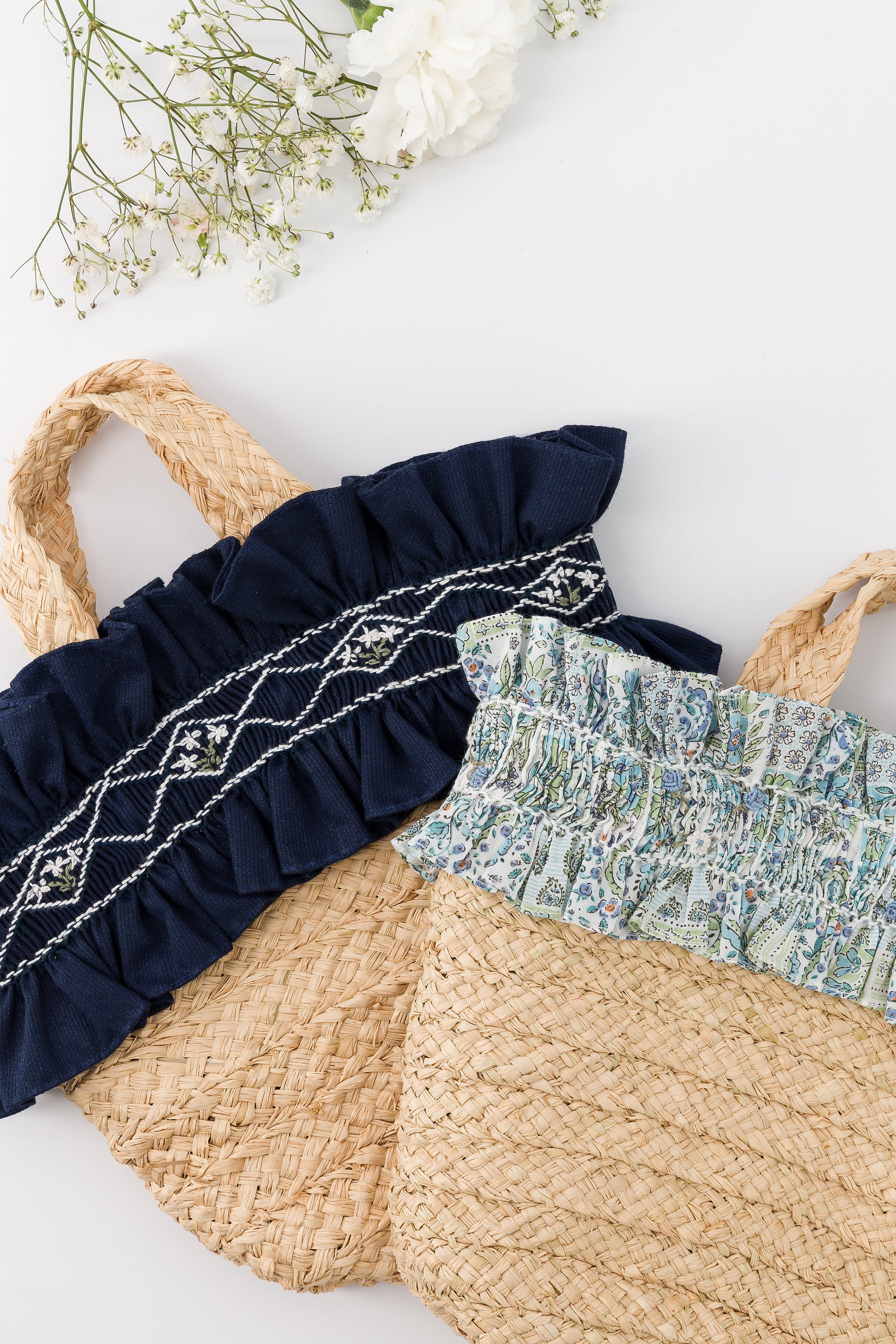 Pénélope, sac en raphia smocké, en piqué de coton bleu marine