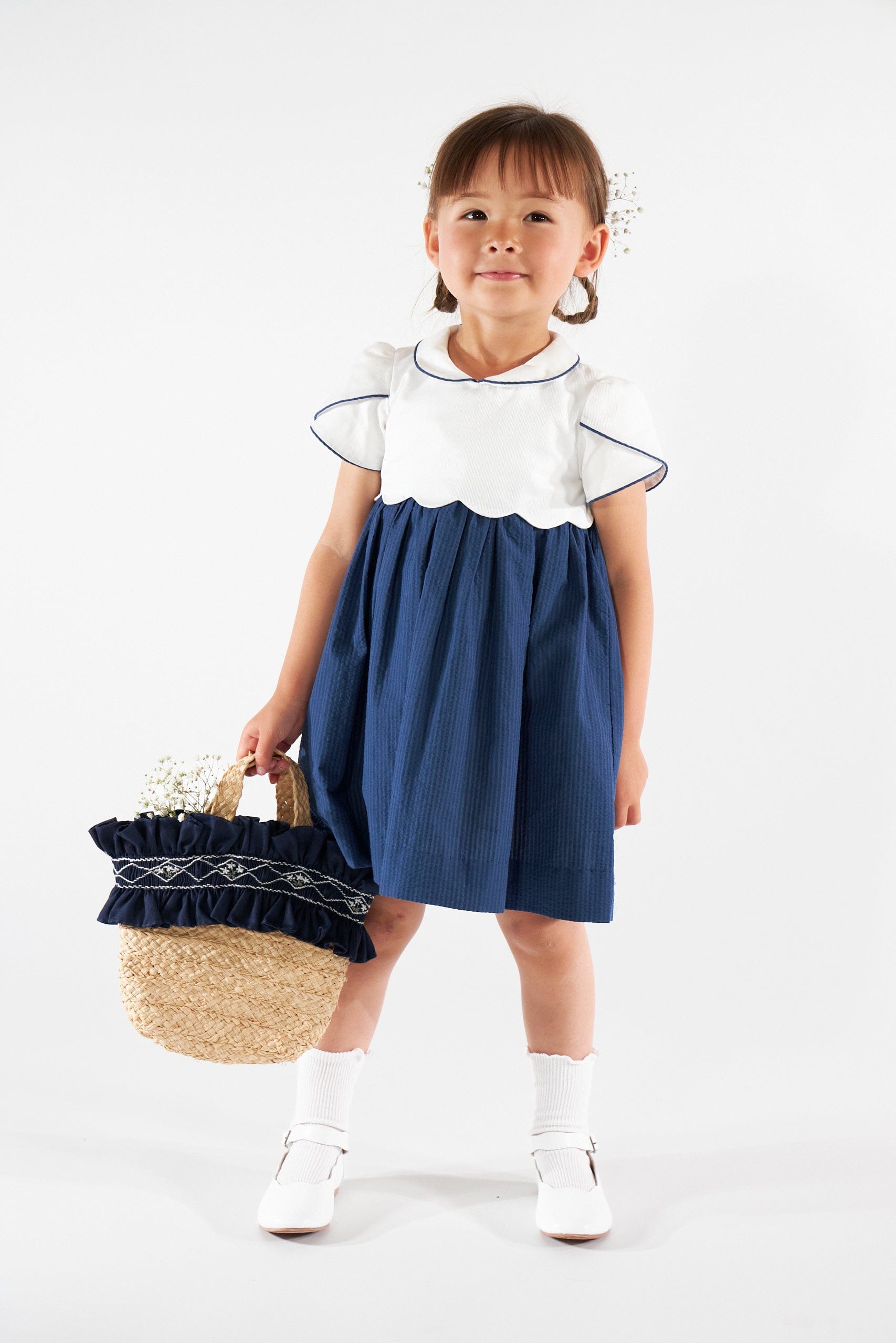 Pénélope, sac en raphia smocké, en piqué de coton bleu marine