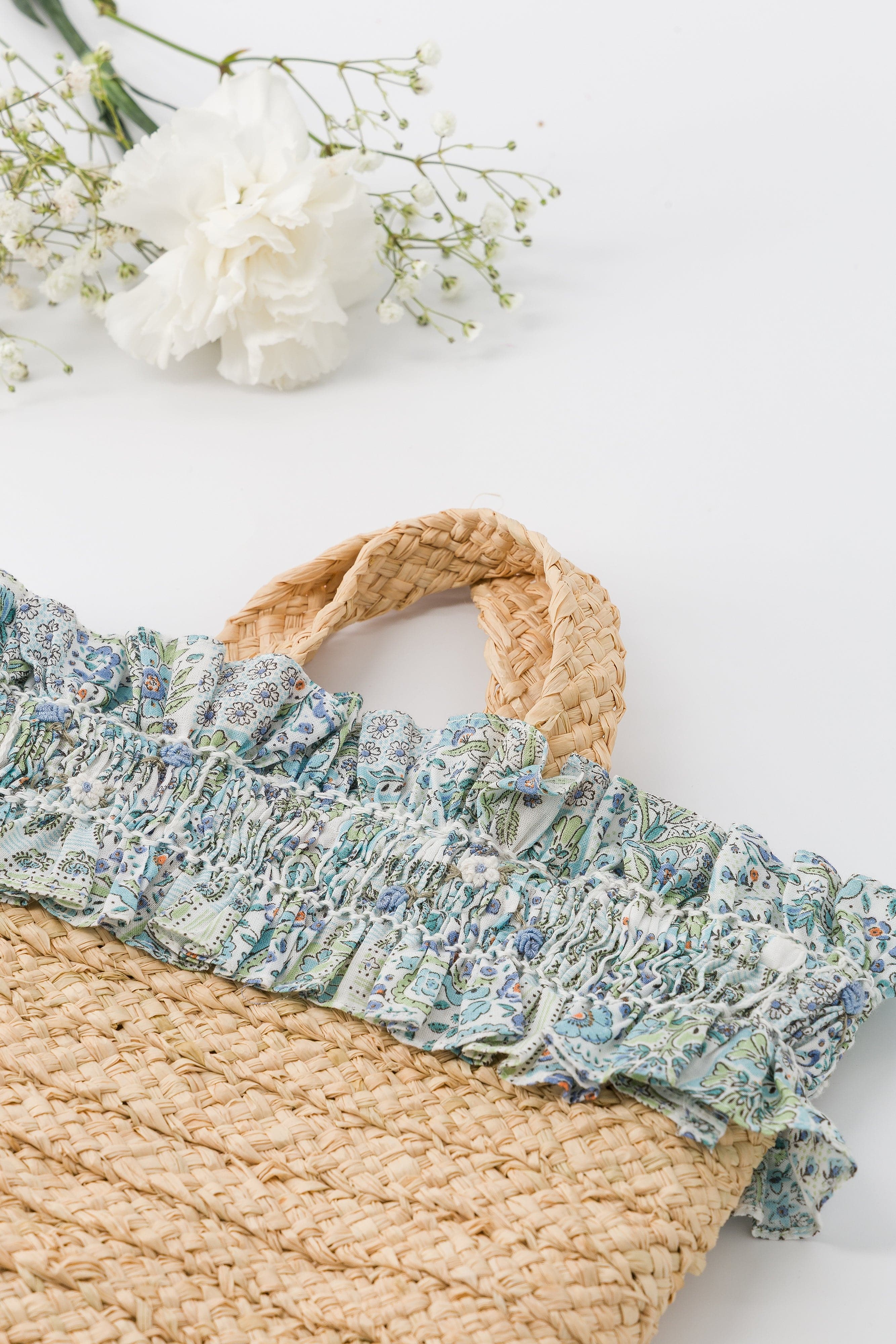 Pénelope, sac en raphia smocké, imprimé patchwork bleu