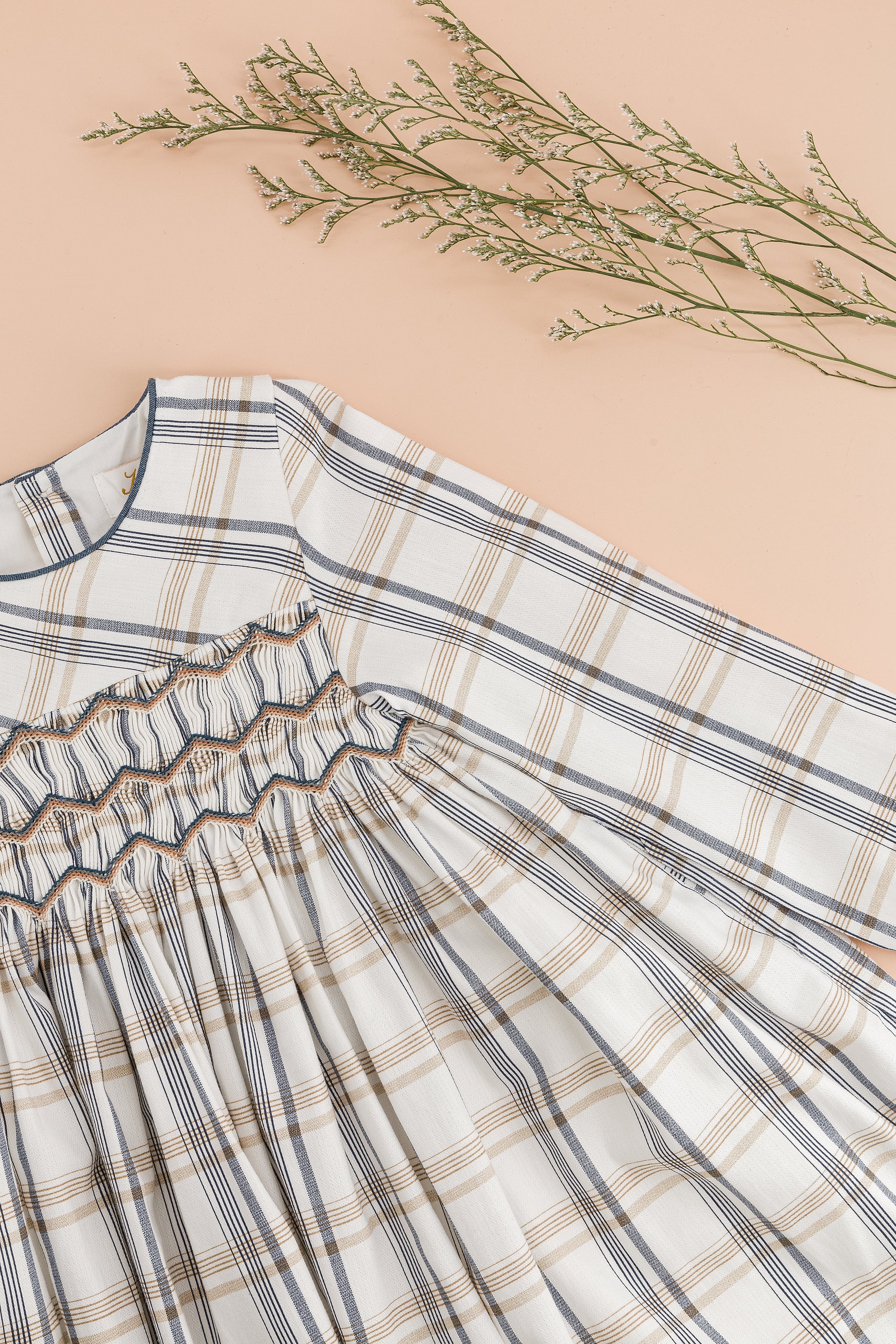 Rachel, robe smockée en tartan beige et marine