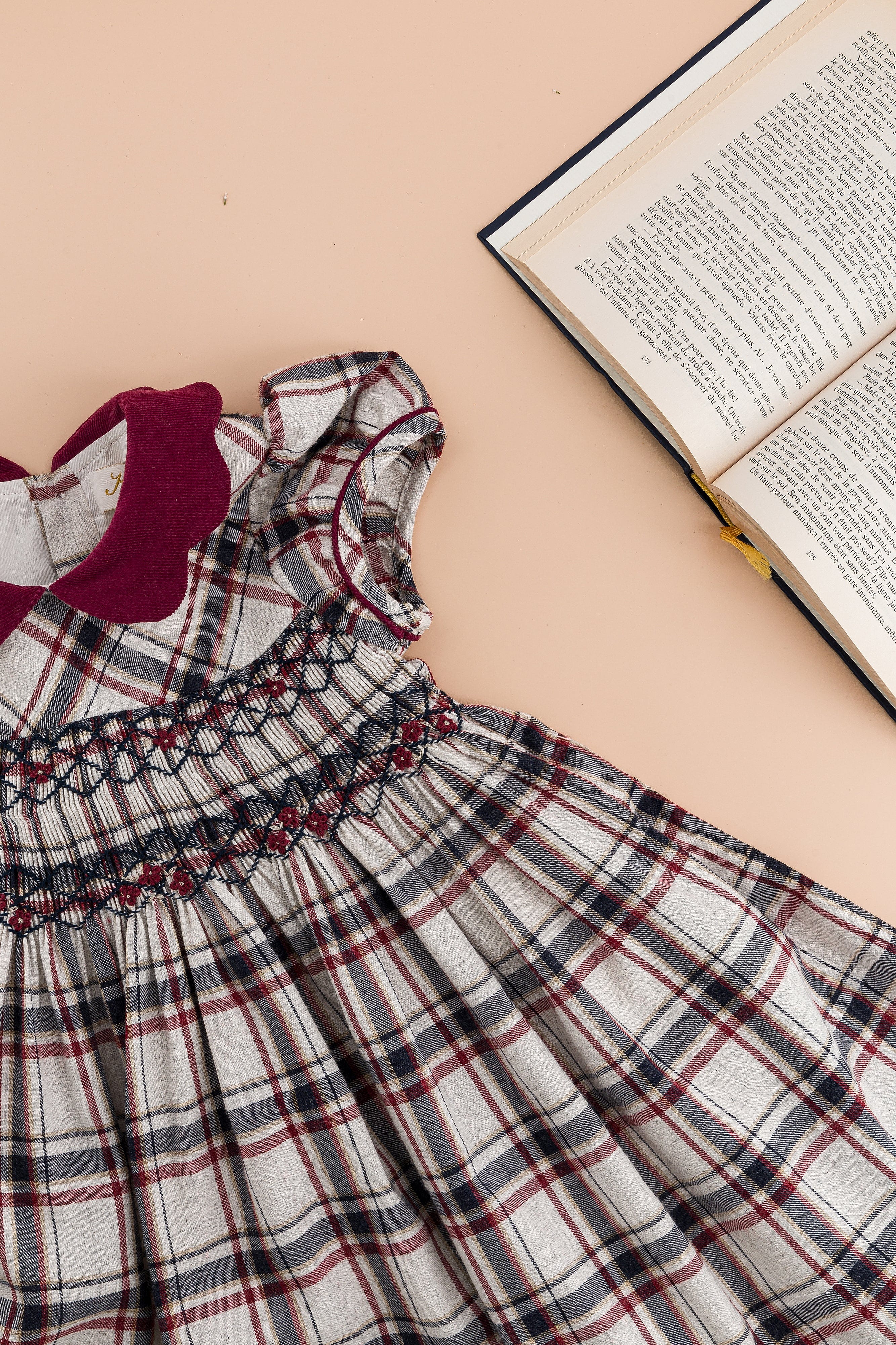 Ritha, robe smockée en tartan marine/bordeaux