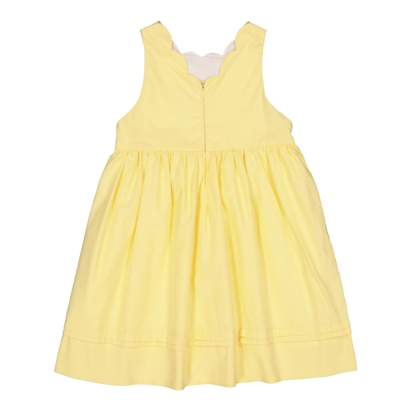 Serena, robe chasuble avec encolure festonnée sur le devant et dans le dos, petits plis dans le bas, en popeline jaune