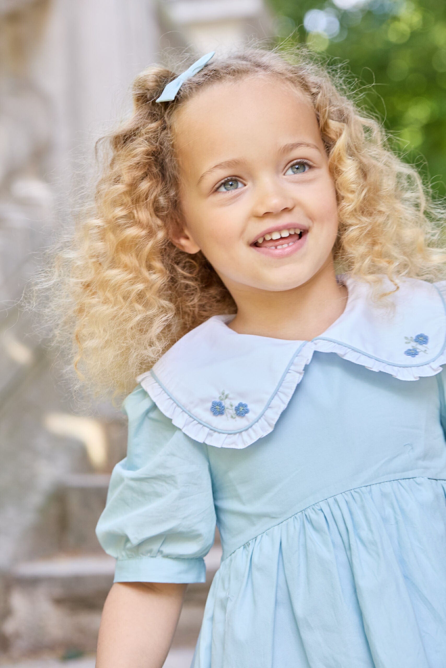 Swanille, robe brodée en popeline bleue