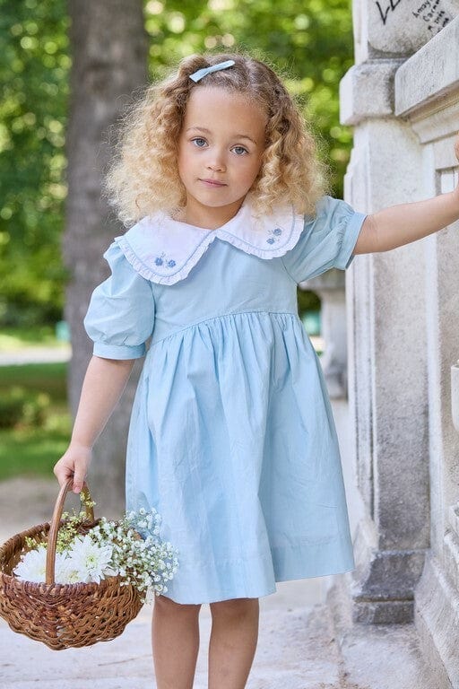 Swanille, robe brodée en popeline bleue