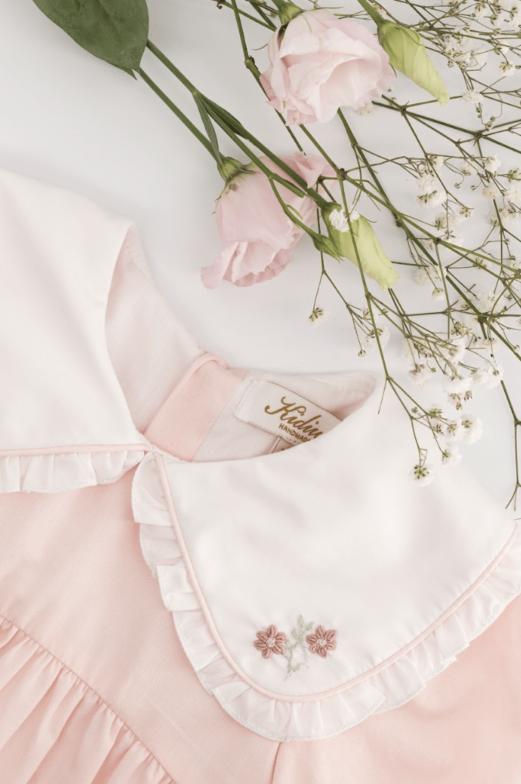 Swanille, robe brodée en popeline rose nude