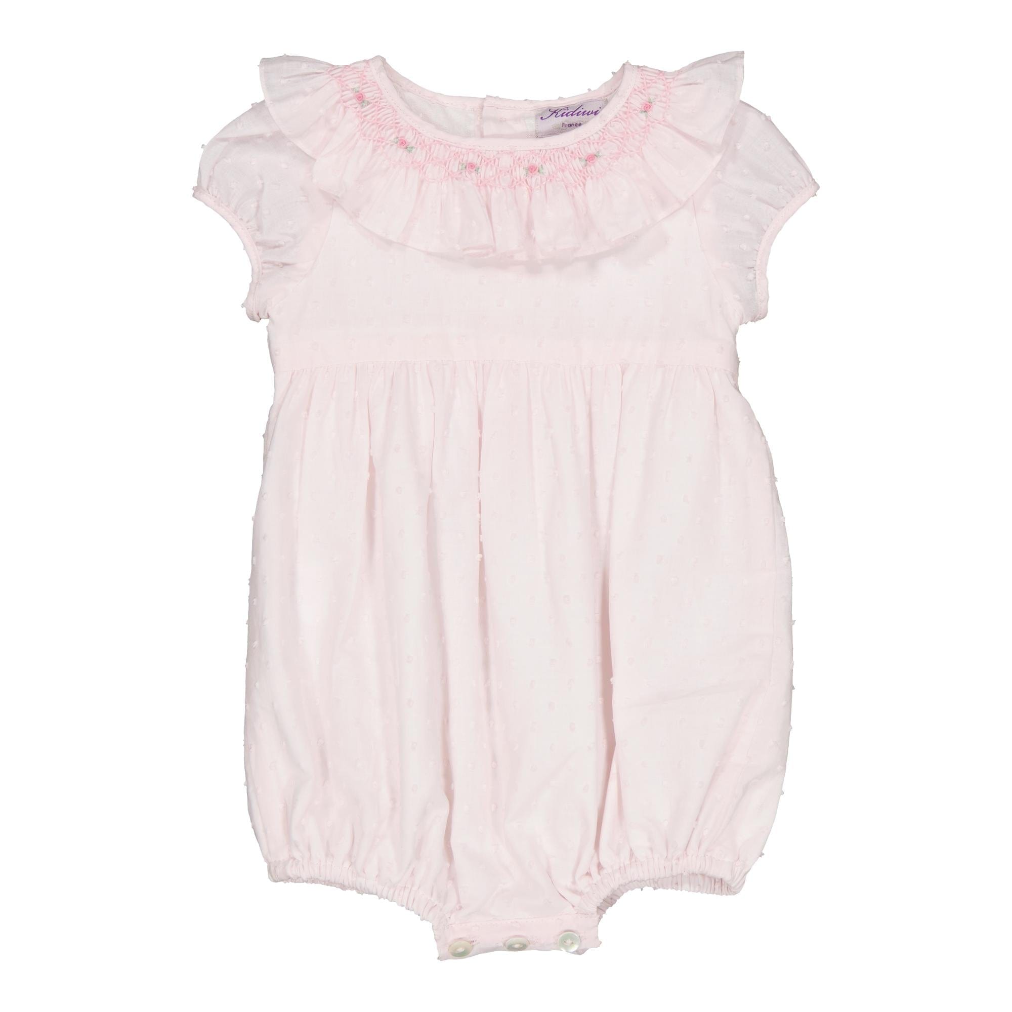Thanaïs, barboteuse bébé fille à smocks avec col smocké à volants, en plumeti rose bébé