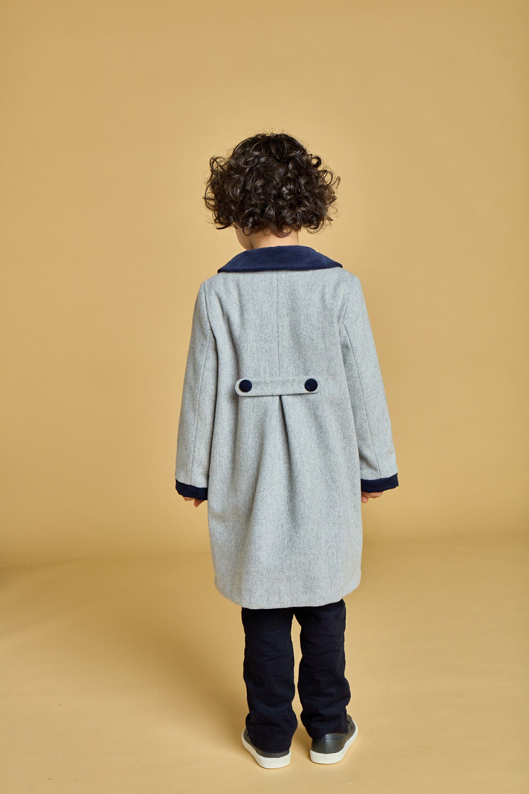 Toni, manteau en laine grise, détails en velours marine