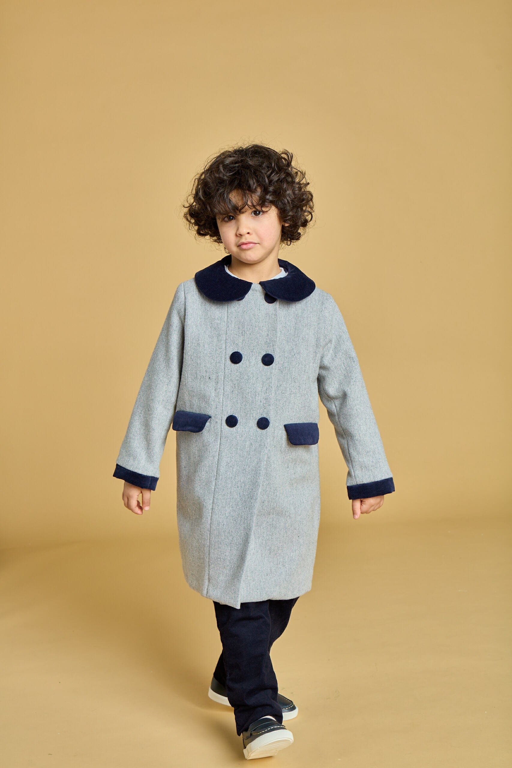 Toni, manteau en laine grise, détails en velours marine
