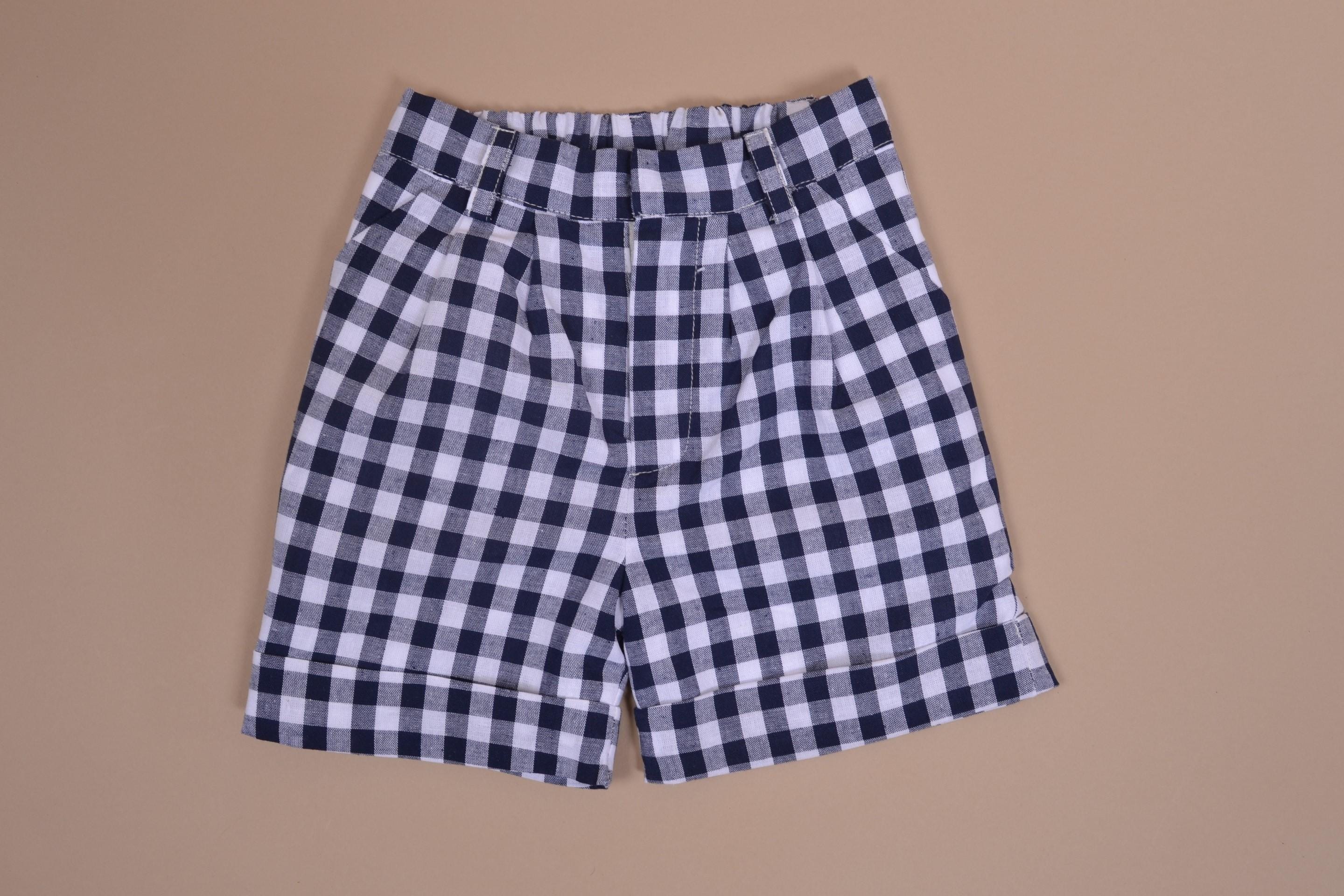 Adam, short garçon avec 2 poches italiennes, en vichy marine 10mm - boy's shorts with 2 Italian pockets, in 10mm navy gingham