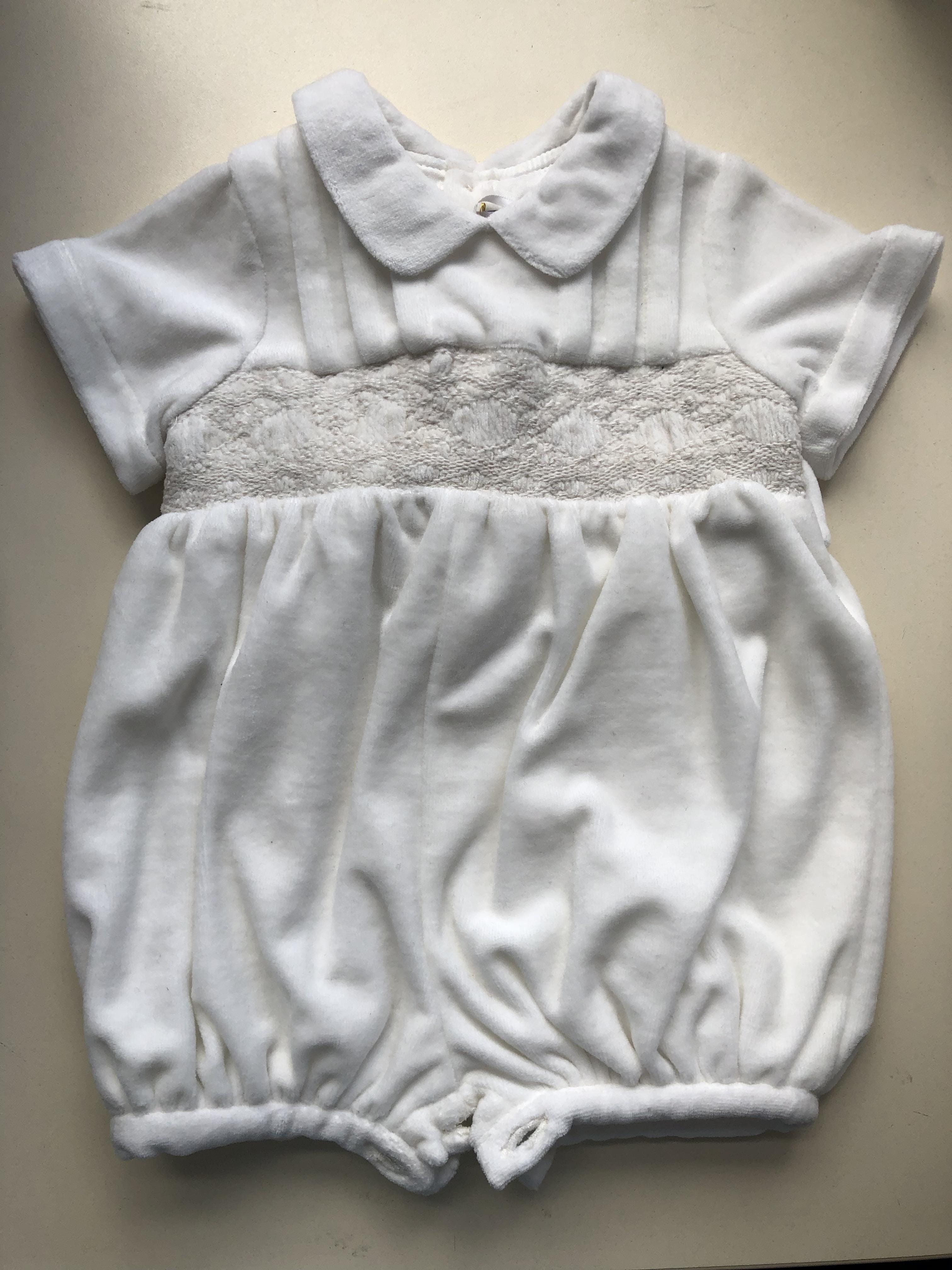 Barboteuse manches courtes en matière éponge douce, col macmilan, smockée à la taille