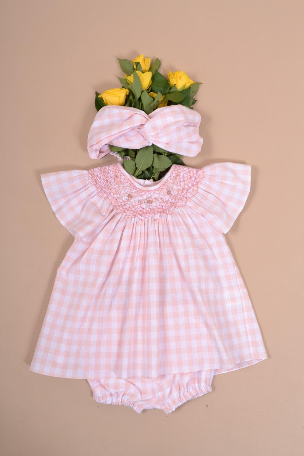 Bergénie, Blouse manches raglans papillon, col entièrement smocké, en vichy nude 10mm - Blouse with butterfly raglan sleeves, fully smocked collar, in nude gingham 10mm