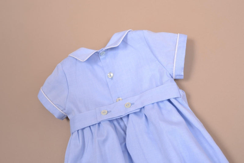 Bleuet, barboteuse bébé manches courtes, col macmilan, buste entièrement smocké, en chambray ciel - short-sleeved baby romper, macmilan collar, fully smocked bust, in sky blue chambray