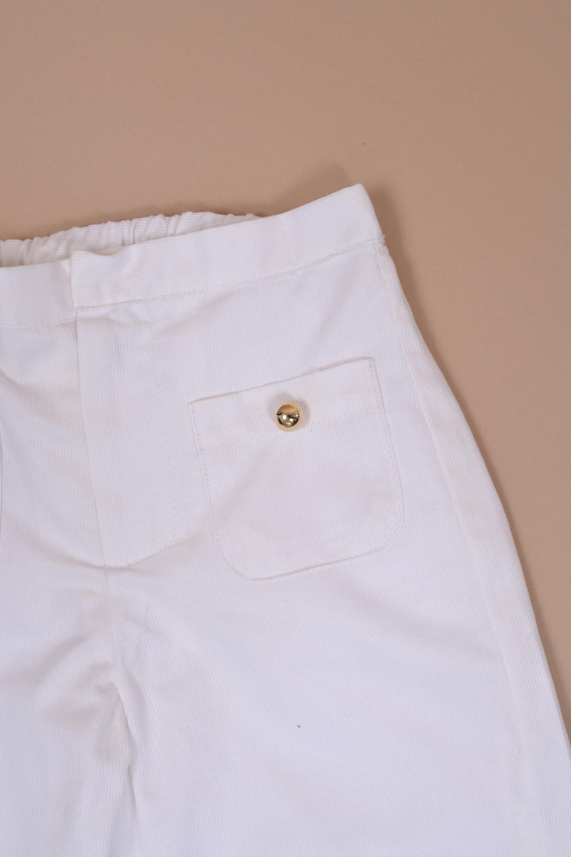 Camilla, pantalon fille, poches plaquées sur le devant avec 2 boutons bombés dorés, en piqué de coton blanc
