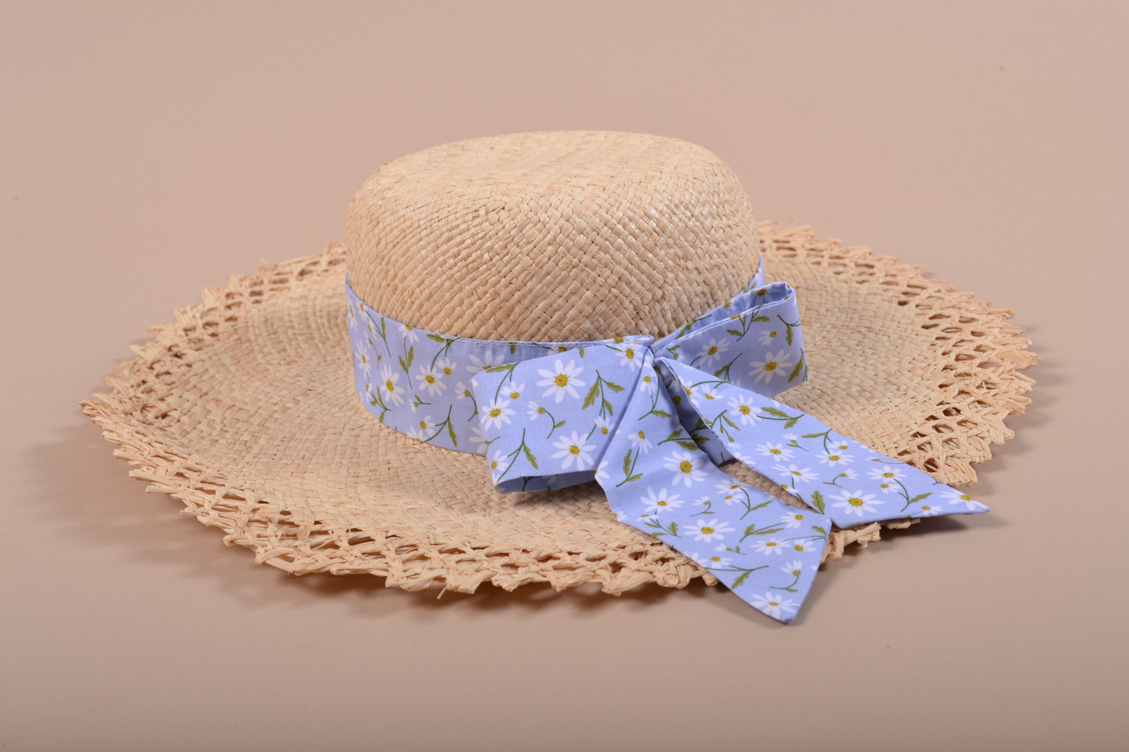 Chapeau en raphia, ruban imprimé bleu pâquerettes BIO