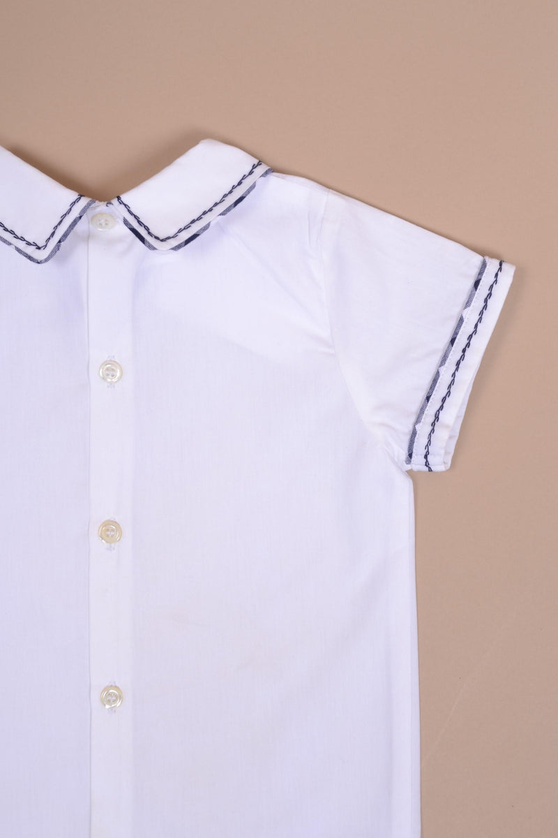 Clovis, chemise garçon manches courtes, col macmilan et bout de manches passepoilé et brodé marine, en popeline blanche - White poplin boy's short-sleeved shirt, mac milan collar, in Navy gingham piping and navy embroideries on sleeve ends